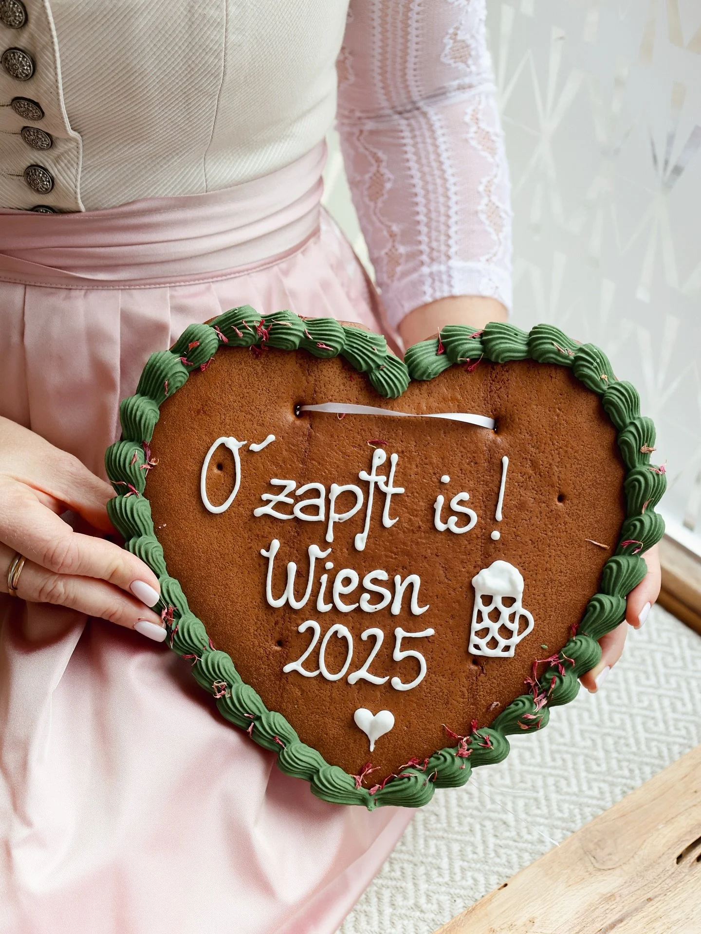 O&lsquo;zapft is! 🍻

Und damit beginnt die f&uuml;r uns sch&ouml;nste Jahreszeit! 
Wir w&uuml;nschen euch eine wundervolle Wiesn 2025!🥨

#wiesn2025 #oktoberfest #lebkuchenherz