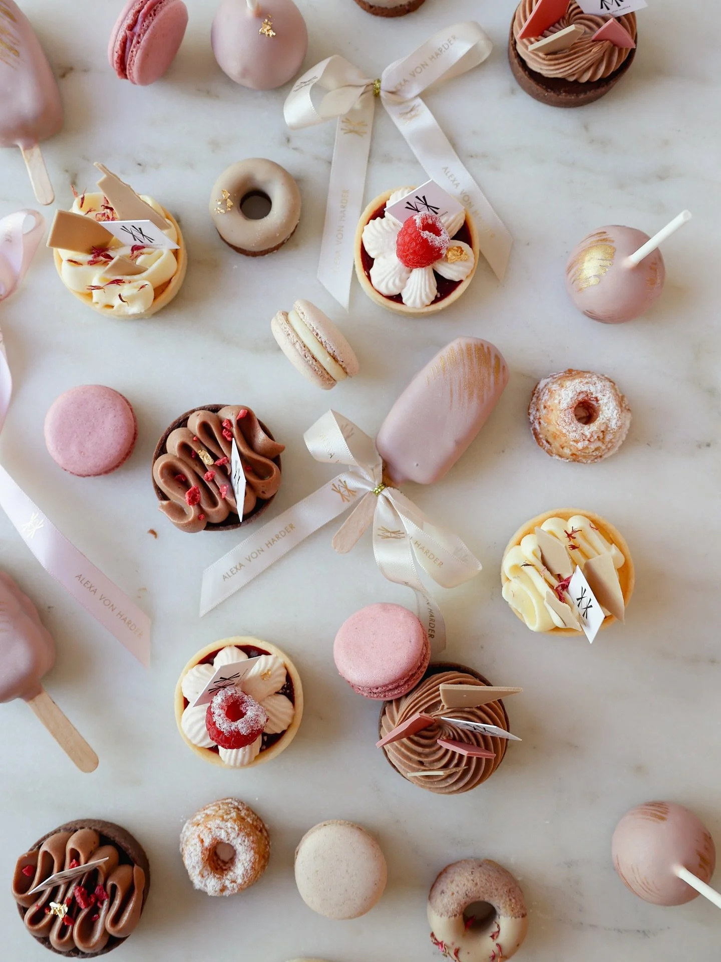 Falls ihr mal keine Torte, sondern lieber kleine s&uuml;&szlig;e Bites m&ouml;chtet, eignen sich unsere Cake Pops, Mini Donuts und Cake Sicles perfekt daf&uuml;r! 🧁 

#sweettable #fingerfood #munichcatering #sweattreats #cakepops #minipatisserie