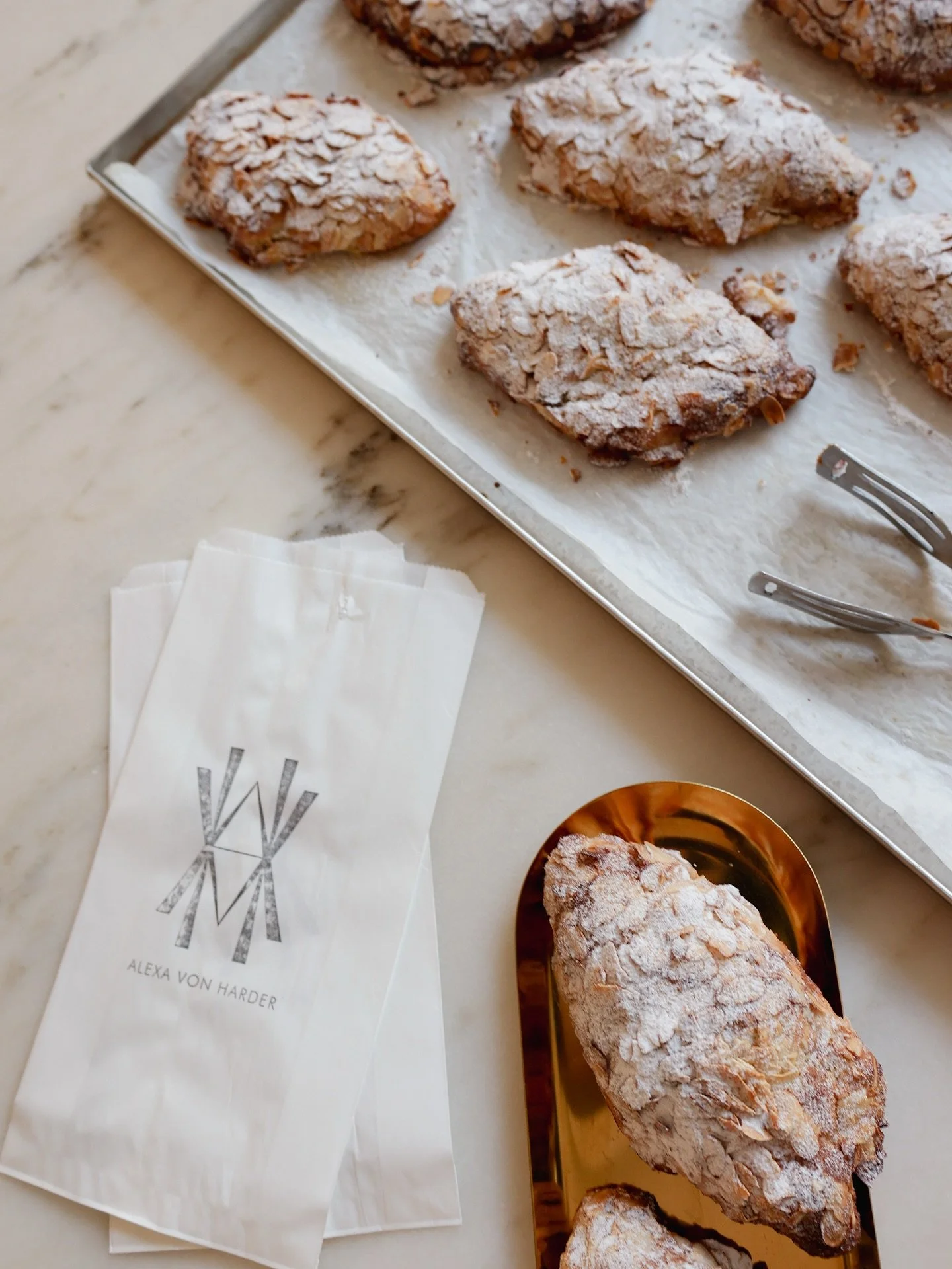 Eines unserer Klassiker ist &uuml;brigens das Mandelcroissant, gef&uuml;llt mit einer leckeren Mandel-Vanille Creme! 🥐 T&auml;glich in unseren Caf&eacute;s 😋

#croissant #patisserie #munichcafe #brunchallday
