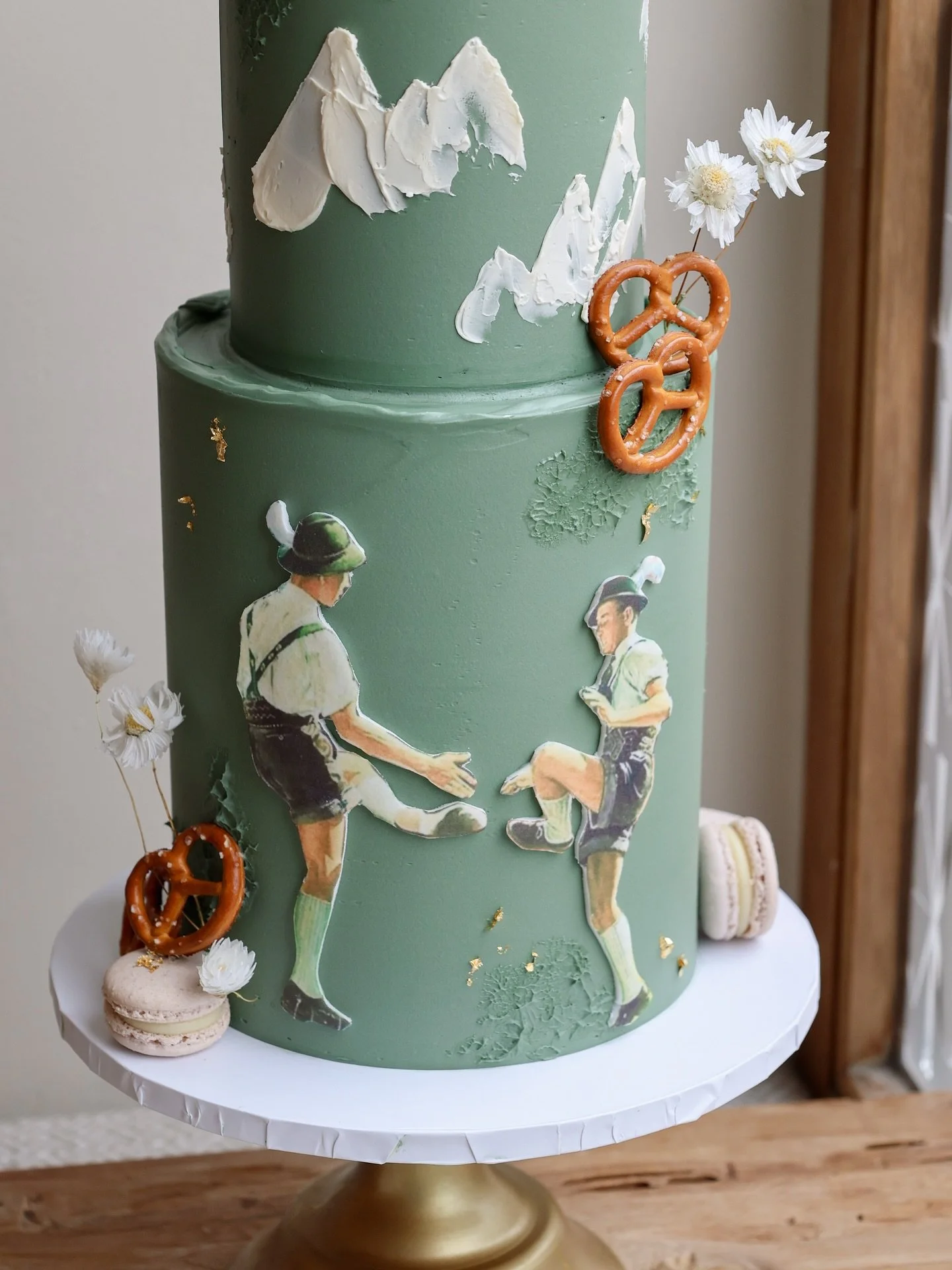 Diese individuelle Anfertigung durften wir vor einer Weile machen! 💚 Wie gef&auml;llt euch der bayerische Look? 🥨⛰️

#cakestagram #cakedesign #cakemaking #munichcakes #patisserie #bakery