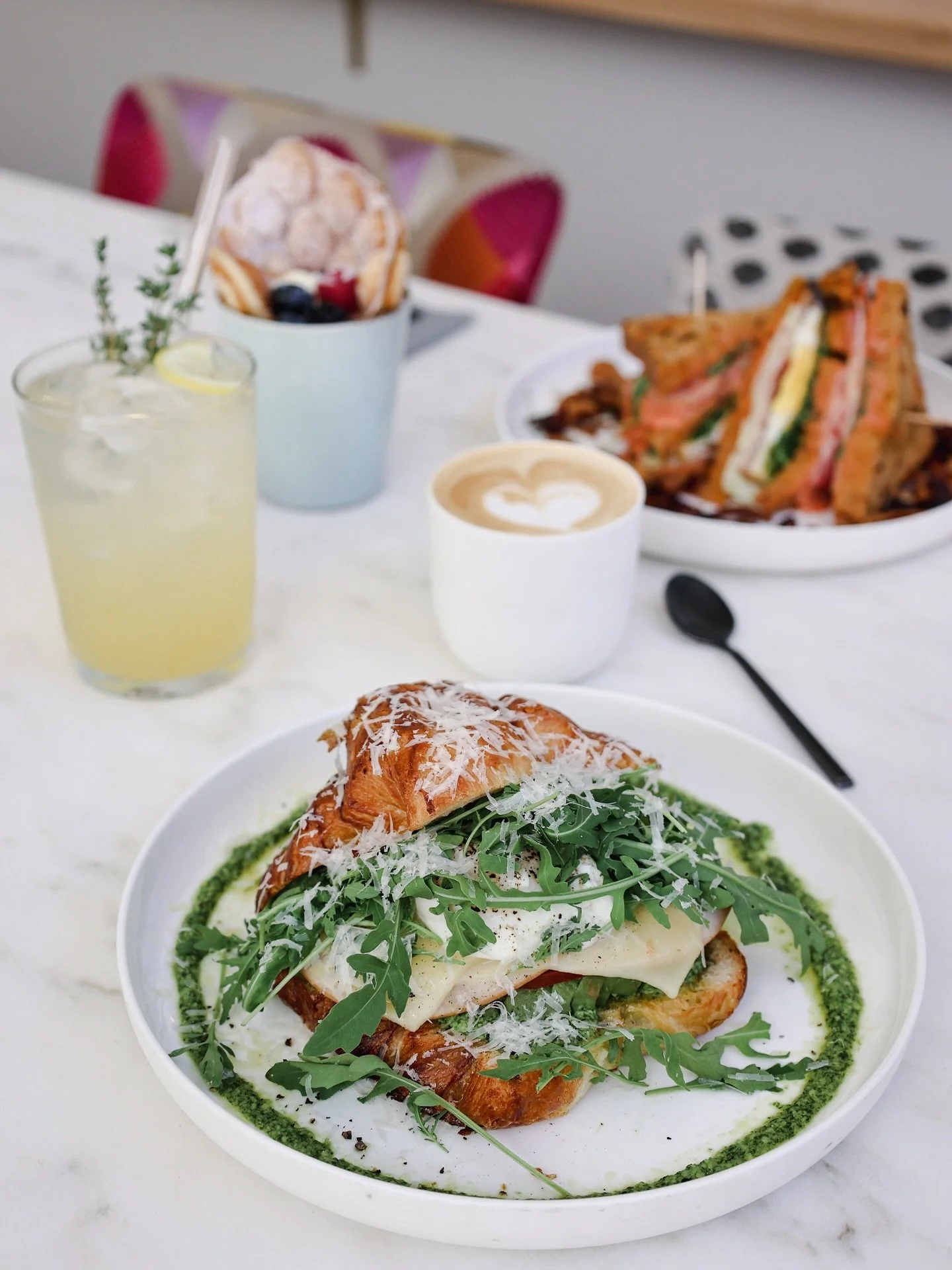 Unsere Weekend-Specials bekommt ihr immer Fr&amp;Sa in unserem Caf&eacute; in Bogenhausen 🥰 unter anderem das Egg Benedict, Stuffed Croissant, Waffeln und French Toast 🥐

Open: Mi-Sa 10-17 Uhr

#munichcafe #brunchallday #brunch