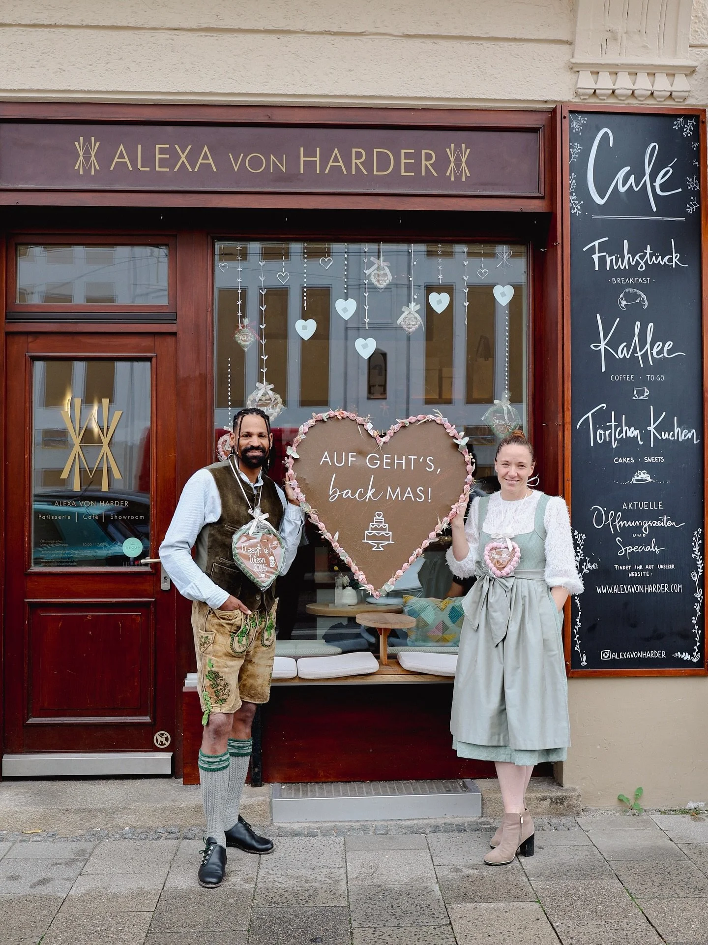 Und hiermit neigt sich die sch&ouml;nste Zeit des Jahres auch schon dem Ende zu 🥨 wir durften dieses Jahr zur Wiesn so sch&ouml;ne Momente erleben und zahlreiche Lebkuchenherzal f&uuml;r euch kreieren. Vielen Dank f&uuml;r die zahlreichen Auftr&auml