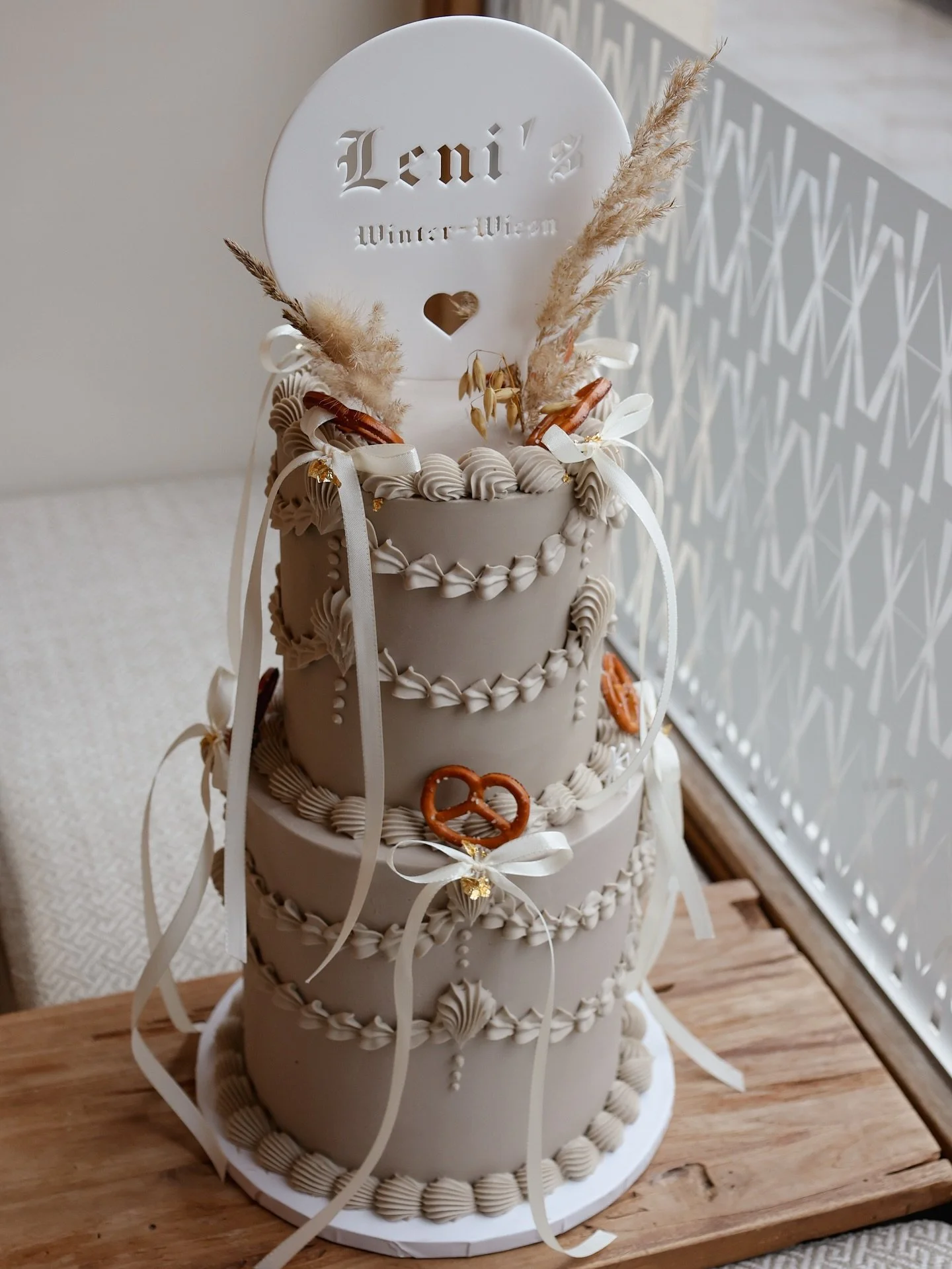 Noch eine Torte im Wiesn-Look zum Abschluss 🥨 diese individuelle Anfertigung durften wir vor einiger Zeit umsetzen. 

#vintagecake #oktoberfestcake #wiesn #cakedecorating