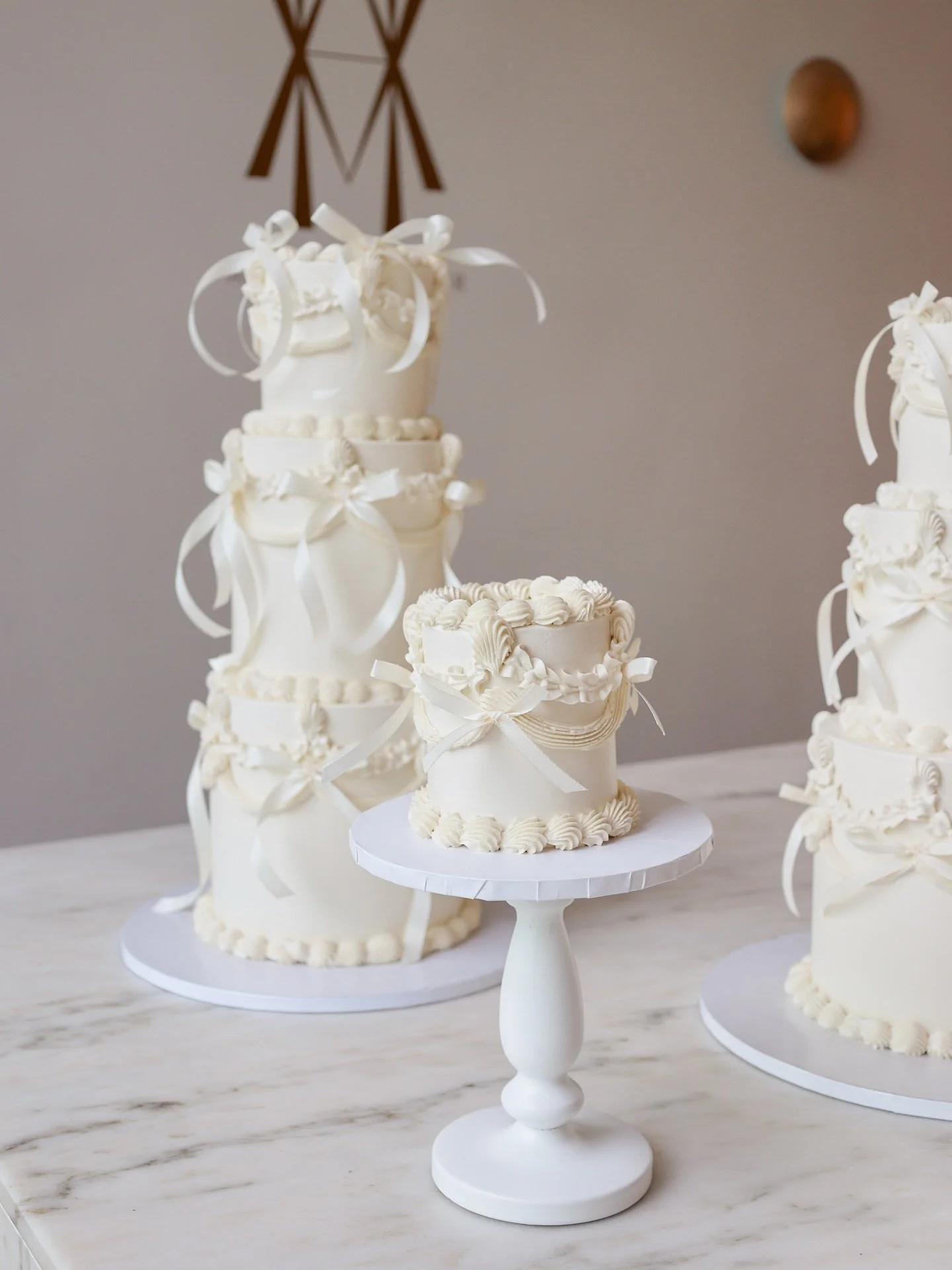 Hier seht ihr eine Auswahl der Hochzeitstorten, die wir in der letzten Zeit f&uuml;r euch anfertigen durften. Unter den Bildern sind sowohl ein paar unserer Standard-Modelle, als auch individuelle Anfertigungen. Welche ist euer Favorit? 🤍

#weddingc