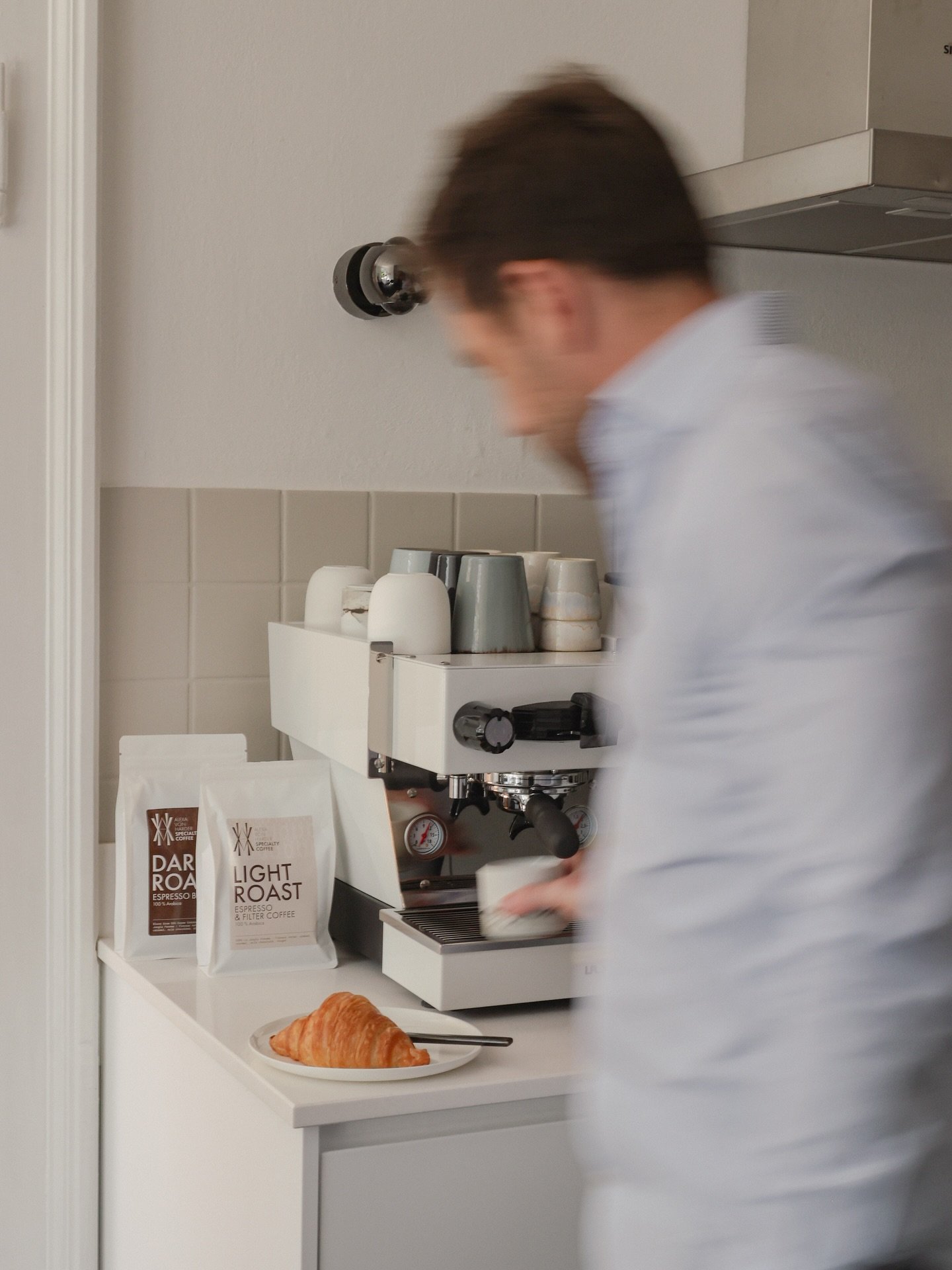 Unseren AvH Specialty Coffee k&ouml;nnt ihr nun auch zu Hause genie&szlig;en! In 3 Sorten: Dark, Light und Decaf ☕️

#specialtycoffee #munichcafe #lamarzocco #coffee