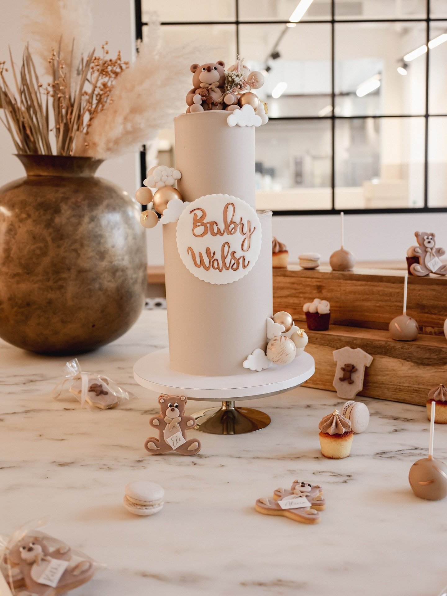 Eine individuelle Anfertigung mit passender Mini-Patisserie 🧸

#munichcake #minipatisserie #babycake #genderrevealcake