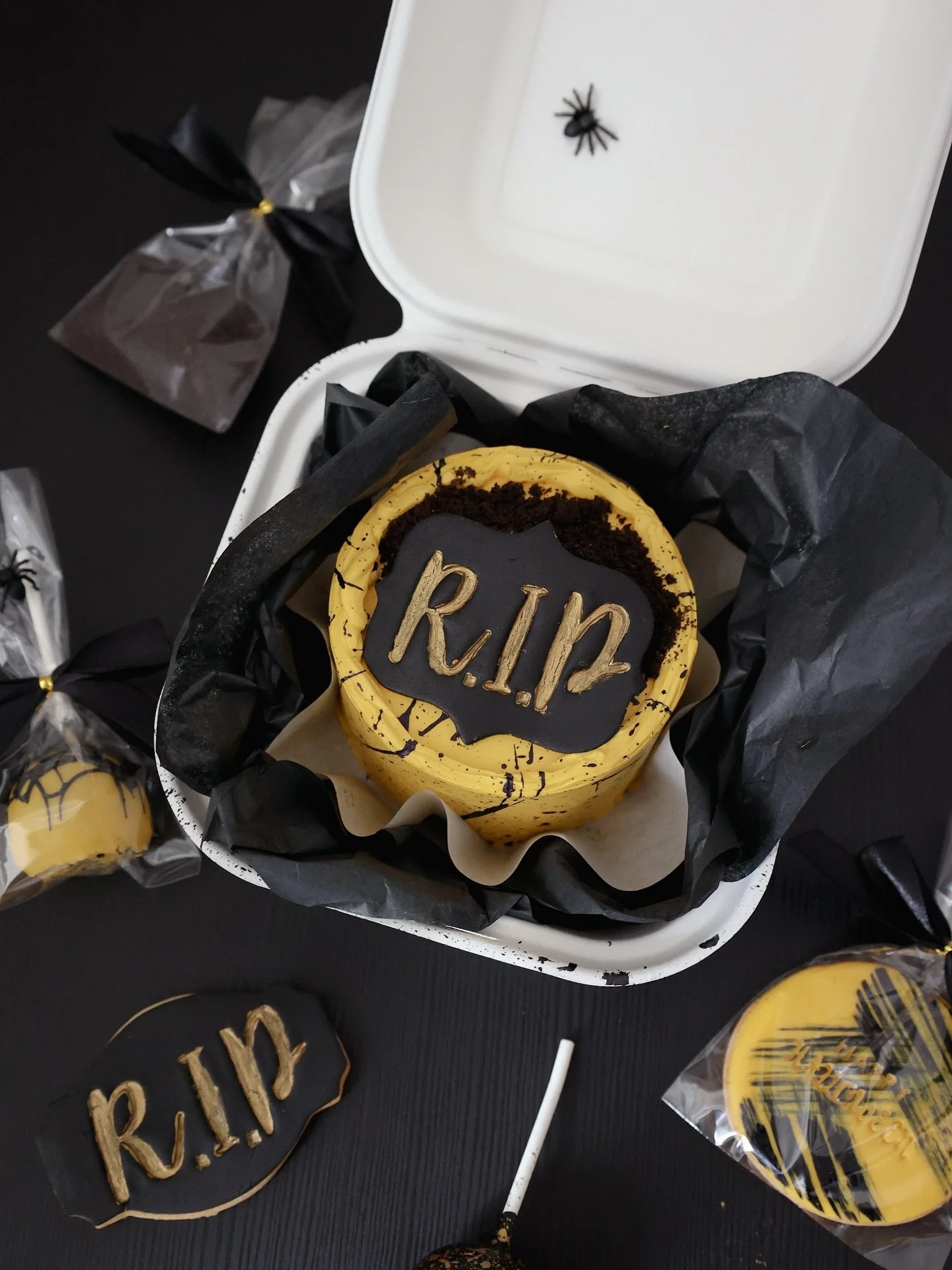 Unsere diesj&auml;hrige Kollektion zu Halloween 👻 🪦

Der R.I.P. Bento Cake und die Trick or Treat Box eignen sich perfekt um Halloween mit euren Freunden zu zelebrieren oder euren Kindern eine Freude zu machen! 🎃

Ab sofort online vorbestellbar! 
