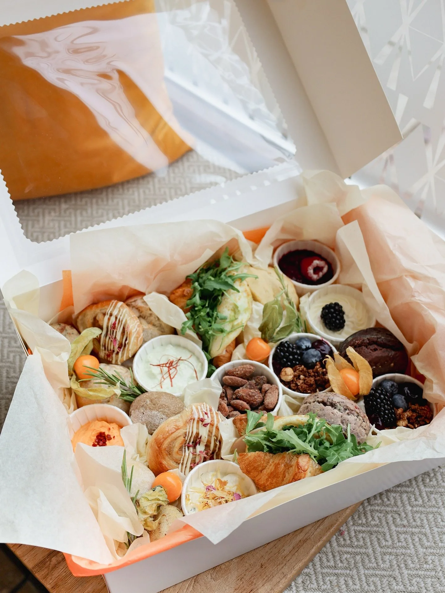 Herbst Weekend Brunchbox 🍁

Unsere Brunchbox hat ein herbstliches Update bekommen und ab jetzt findet ihr darin leckere Stuffed Croissants, Scones, Porridge und Mini Zimtschnecken 🥐

Die Box kann zur Abholung f&uuml;r Fr/Sa online vorbestellt oder 