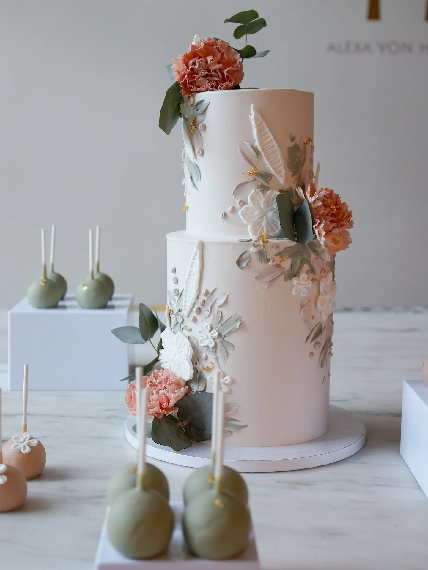 Eine Hochzeitstorte in individuellem Design 🌸

#weddingcake #cakeinspo #munichcakes #cakemaking #flowercake