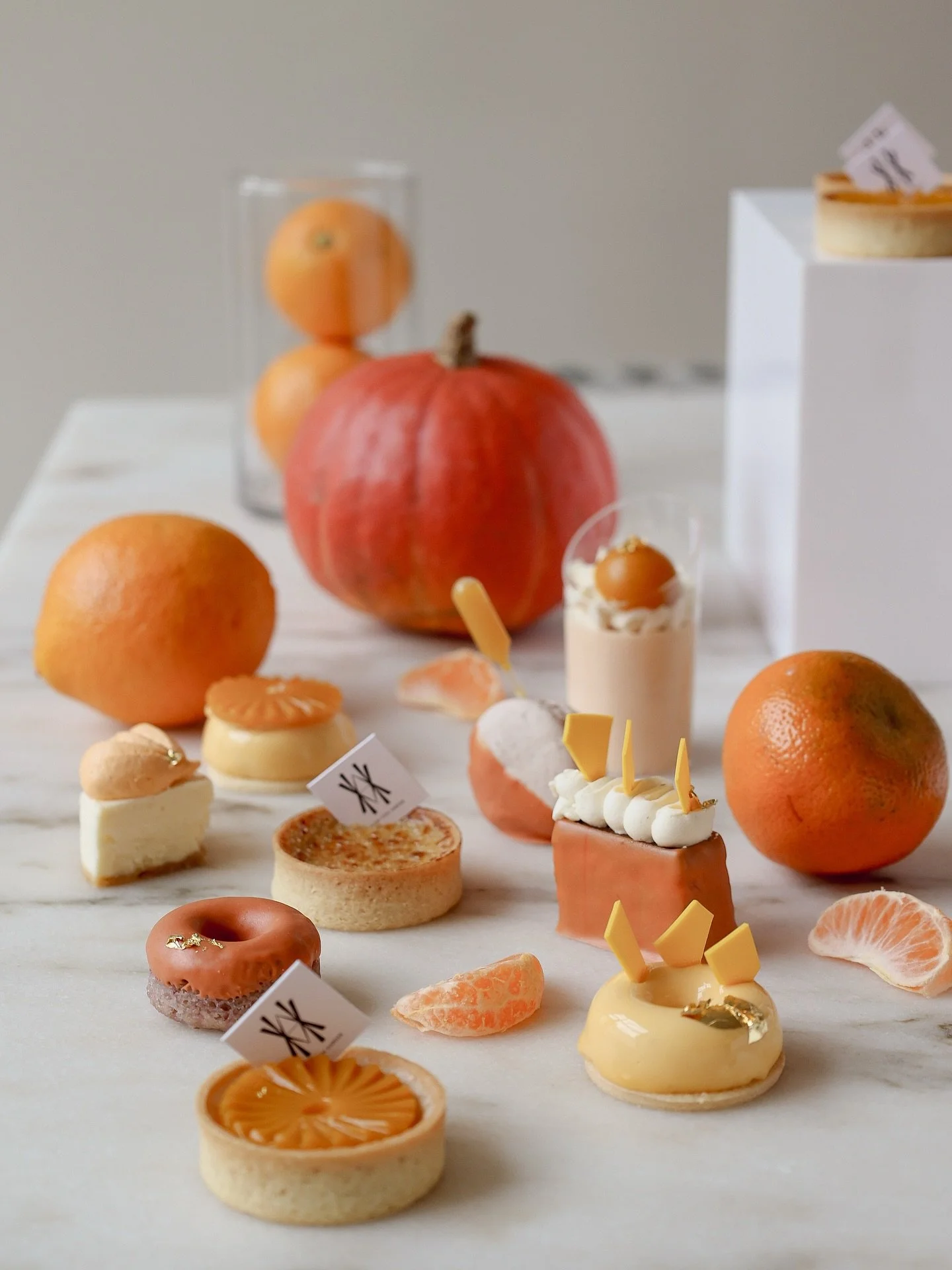 Autumn -Vibes incoming&hellip; 🍁🍂

Diesen Sweet Table durften wir als Sample f&uuml;r eine ganz tolle Marke kreieren! Wie die finalen Desserts aussehen, zeigen wir euch bald 🧡

#sweettable #minipatisserie #patisserie #munichcakes  #munichsweets #m