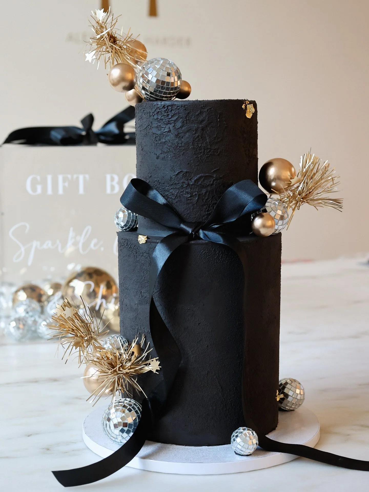 Meine 🤍 Schwester ist vor kurzem 40 geworden ✨ und daf&uuml;r haben wir sie unter dem Motto &bdquo;Let it sparkle - glam and shine&ldquo; geb&uuml;rtig gefeiert! 🪩

Es gibt keine liebevollere, herzlichere, und gro&szlig;z&uuml;gigere Person als sie