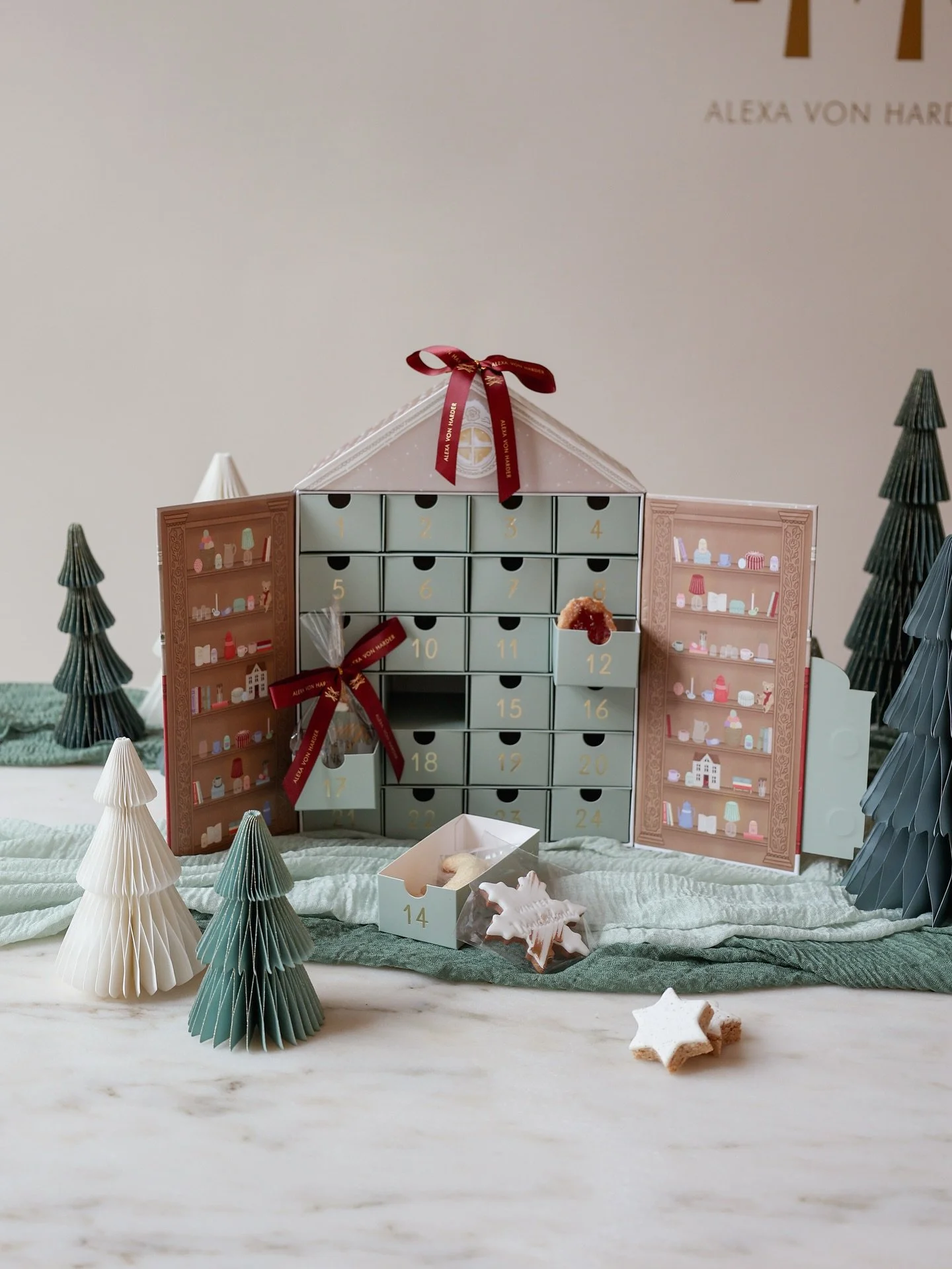 Adventskalender - Limitiert ✨🎄

Auch dieses Jahr haben wir nat&uuml;rlich wieder einen Adventskalender f&uuml;r euch kreiert! Und aufgrund der hohen Nachfrage vom letzten Jahr haben wir auch nochmal die St&uuml;ckzahl erh&ouml;ht. Trotzdem ist er li