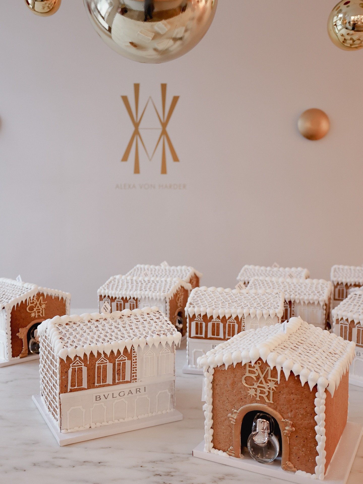 Throwback zu diesem sch&ouml;nen Projekt, dass wir f&uuml;r @bvlgari umsetzen durften. Da bekommen wir schon total Lust auf Winter ❄️

#lebkuchenhaus #gingerbread #gingerbreadhouse #christmaspatisserie #christmastime #patisserie