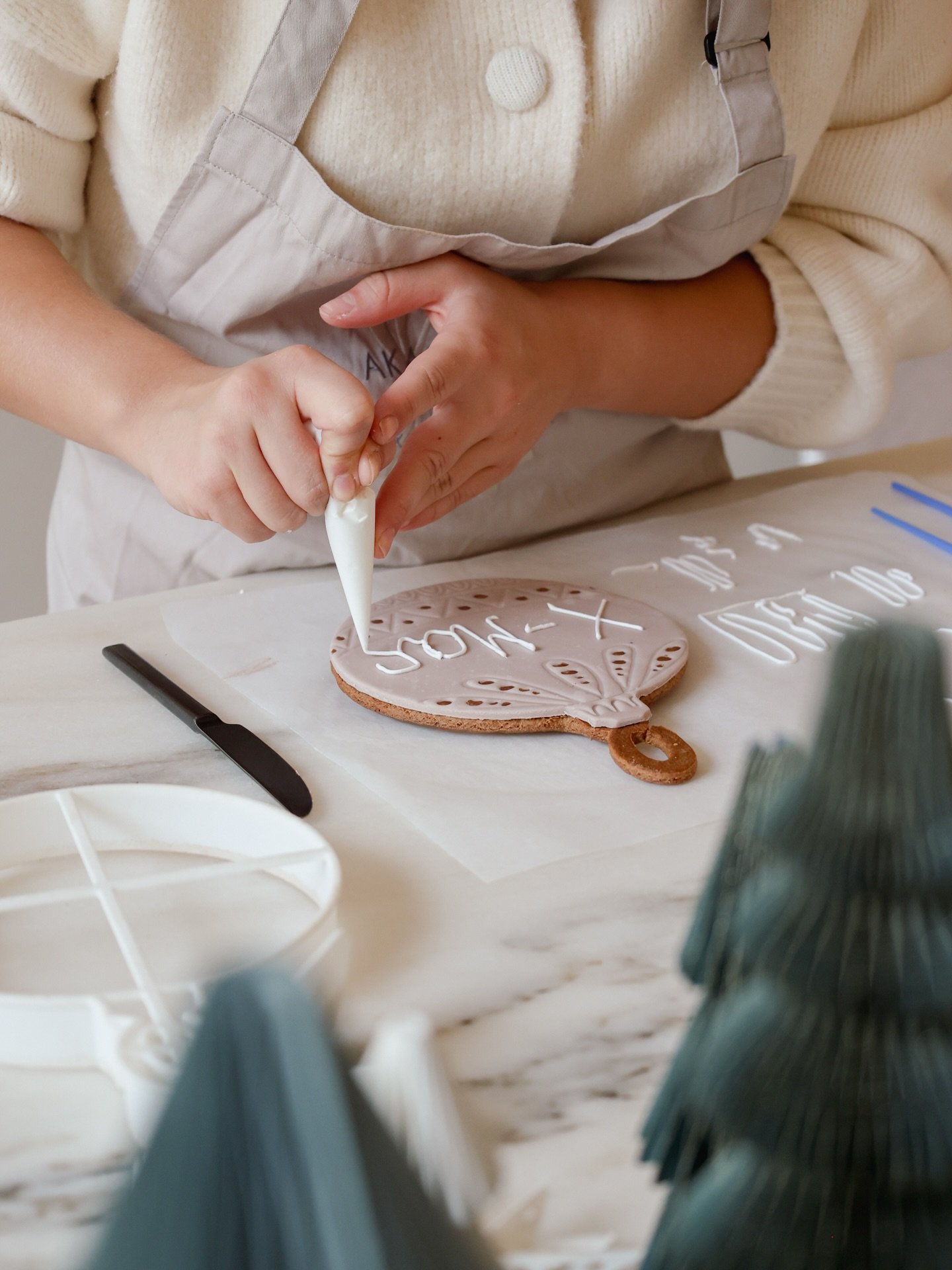 XMAS Lebkuchenkugel Kurs 🎄🤎

Dieser Kurs ist einfach die perfekte Aktivit&auml;t in der Vorweihnachtszeit und eignet sich super f&uuml;r einen entspannten Nachmittag mit Freunden oder um ein Weihnachtsgeschenk f&uuml;r eure Liebsten herzustellen! ✨