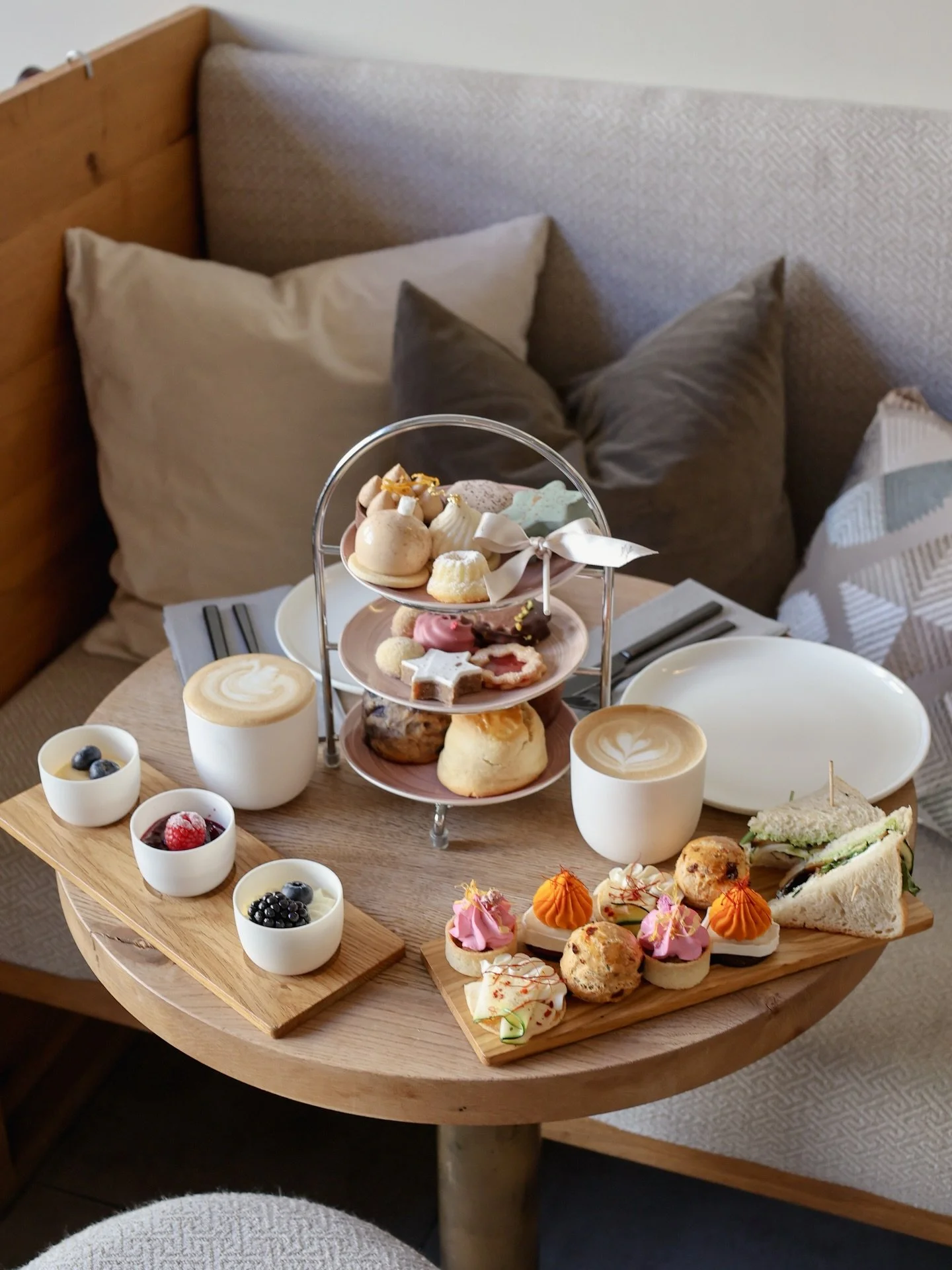 AFTERNOON TEA 🎄☕️

Sichert euch die letzten Pl&auml;tze f&uuml;r unseren Afternoon Tea, der ab 30.11. jeden Adventssonntag bei uns stattfindet. Au&szlig;erdem auch noch zwei Sonntage dar&uuml;ber hinaus, wodurch er sich als perfektes Weihnachtsgesch