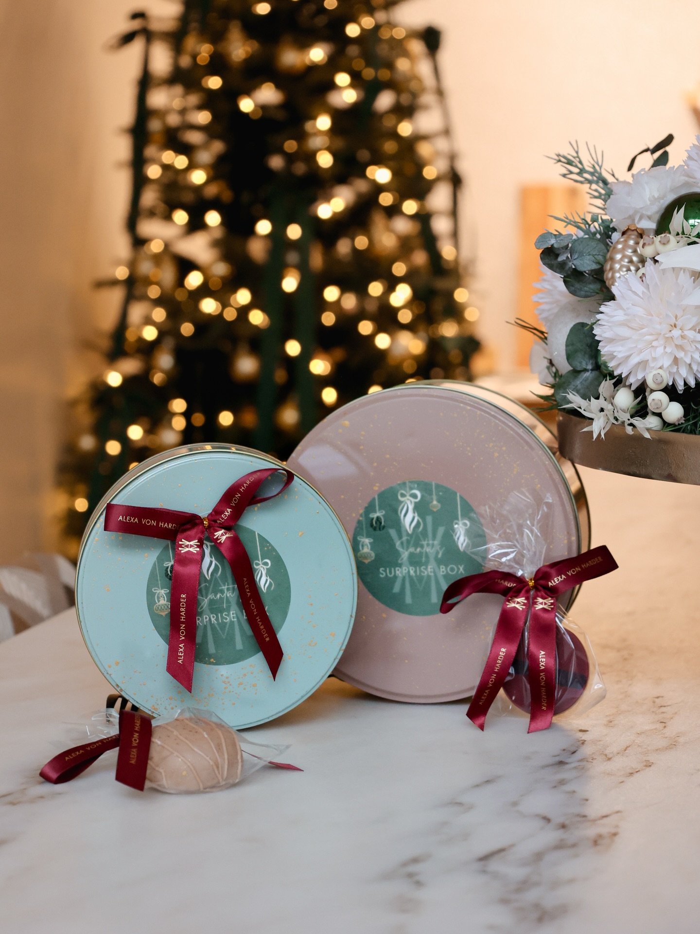 SANTA&lsquo;S SURPRISE BOX ✨🎅🏼

Sucht ihr noch nach einem Geschenk zum Nikolaus, zu Weihnachten oder allgemein als kleine Aufmerksamkeit? 

Unsere Surprise Box enth&auml;lt s&uuml;&szlig;e &Uuml;berraschungen aus unserer Weihnachts-Patisserie! 🎄

