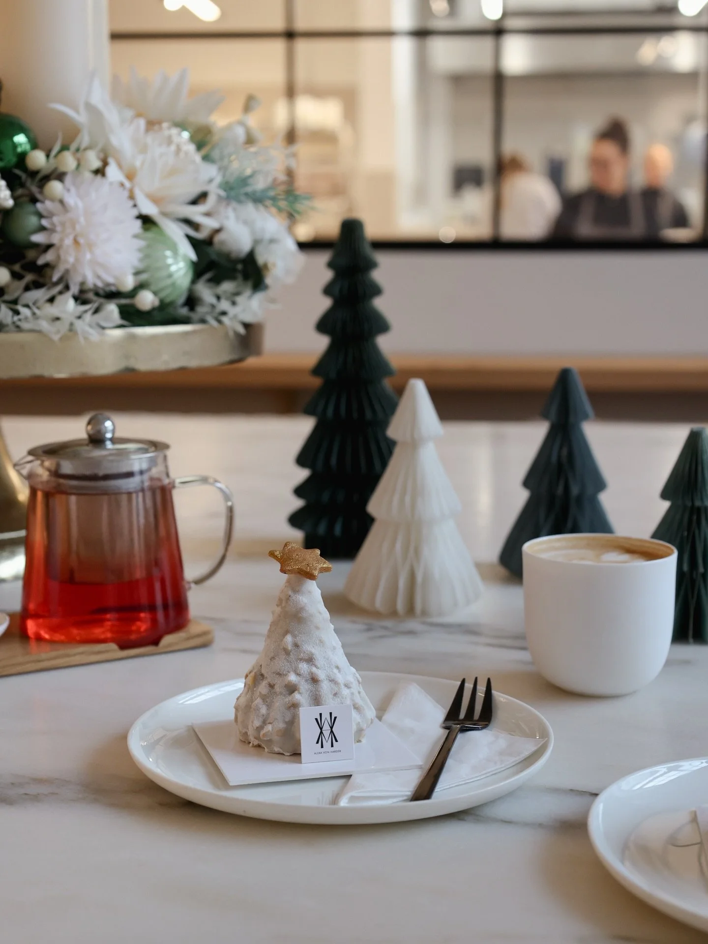 Unsere XMAS T&ouml;rtchen sind da 🎄 ab jetzt in beiden Caf&eacute;s erh&auml;ltlich ✨

SNOWY XMAS TREE ❄️
Mohn-Crunchboden I Zwetschgen - Zimtkompott I Marzipanmousse

JINGLE BALL 🔔
Crunch Boden I Sacherbiskuit I Bratapfelkern I Vanillemousse

#pat