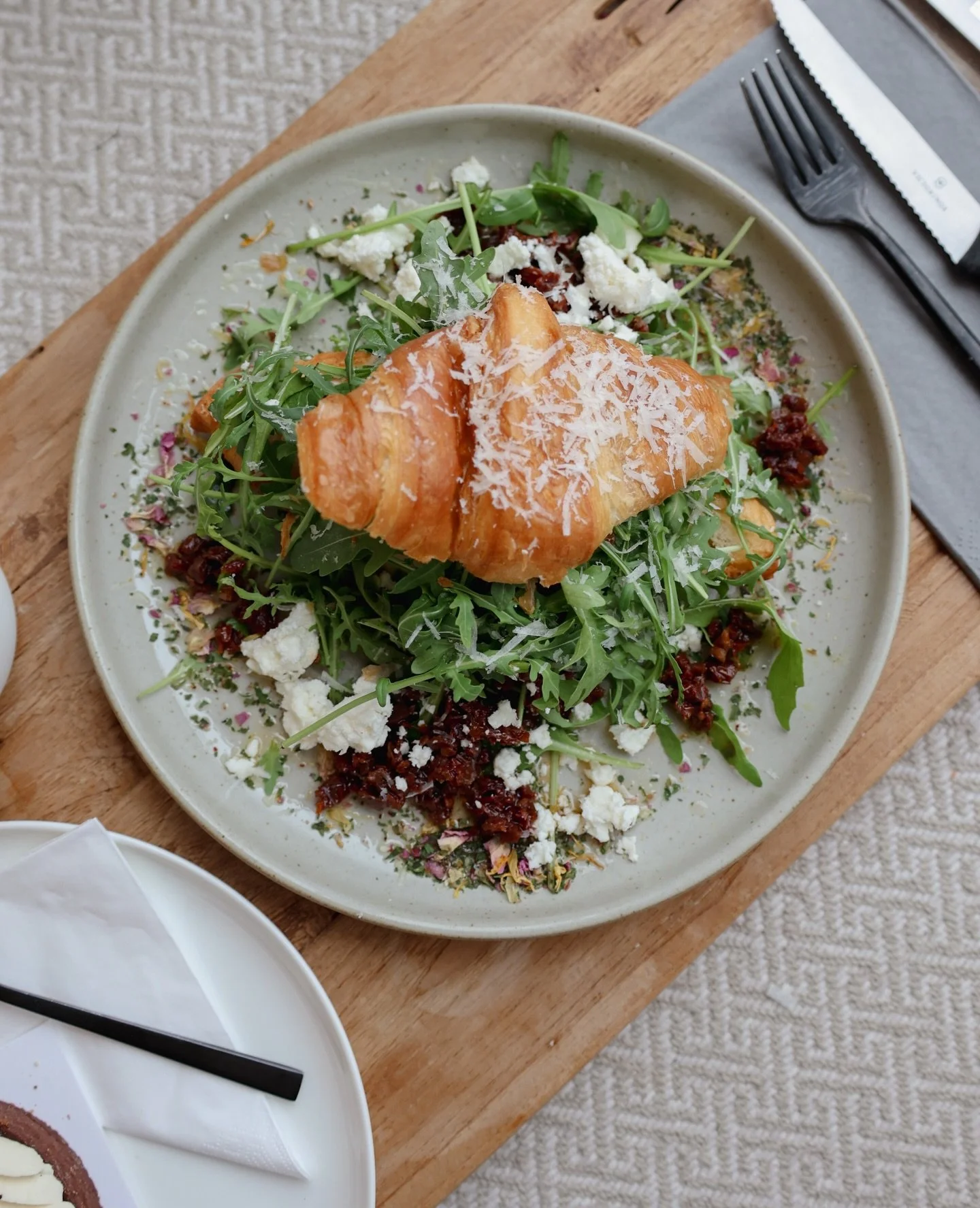 BRUNCH UPDATE 🥯🍓

Seit kurzem haben wir neue Gerichte auf unserer Karte! Probieren solltet ihr unbedingt die neuen Weekend Specials: 

🥪 Croque Madame 
🥑 Poached Avo 
🥞 Crispy Apple Toast 

Au&szlig;erdem k&ouml;nnt ihr unser Stuffed Croissant j