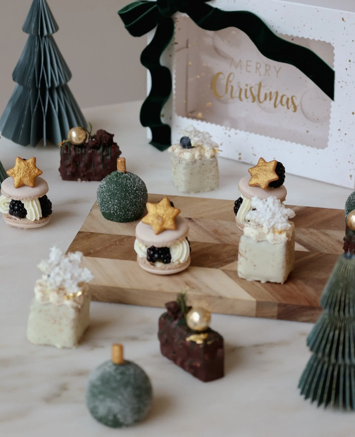 XMAS DESSERTS 🎄

Habt ihr noch keine Idee, was ihr s&uuml;&szlig;es an Weihnachten servieren wollt? Unsere Patisserie-Box, T&ouml;rtchen und Lettercake in Baum-Form vers&uuml;&szlig;en euch garantiert den Abend! ✨

#patisserie #christmasdessert #mun