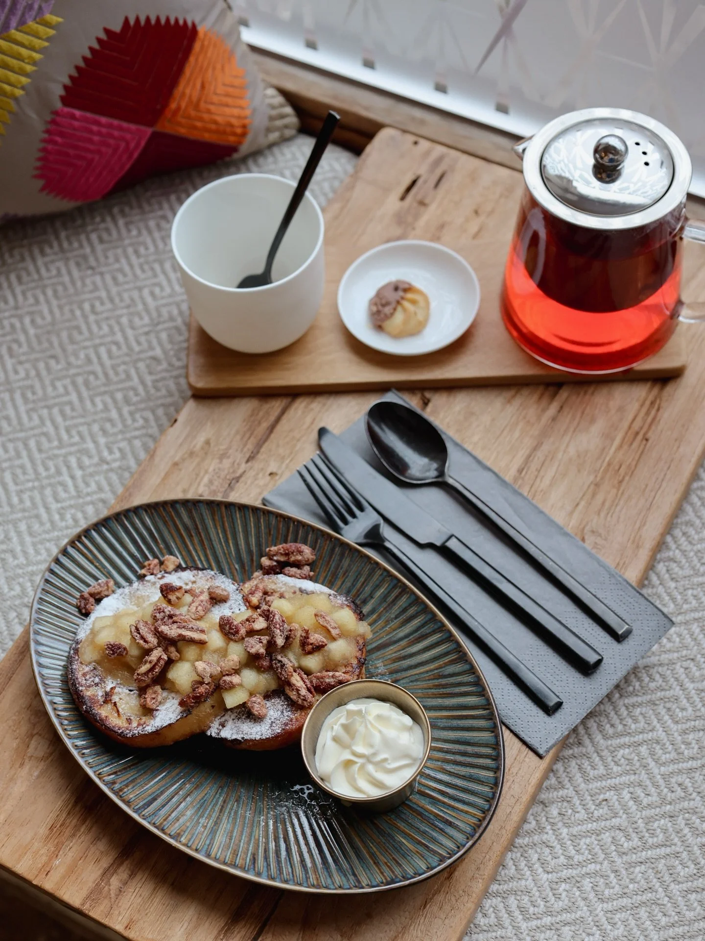 Unser Weekend-Special CRISPY APPLE TOAST solltet ihr unbedingt probieren! 😋

Hausgemachtes Zimt-Toast mit Apfelkompott und ger&ouml;steten Pekann&uuml;ssen 🥞

#munichbrunch #mumichcafe #brunchallday #frenchtoast