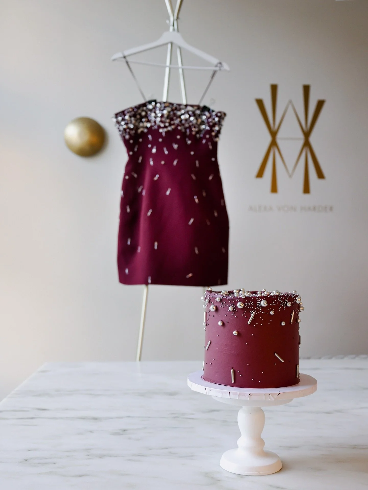 Bei unserem Gewinnspiel zusammen mit @wearr_collection haben wir ein Rental-Dress mit einer Torte - auf das Design des Kleides abgestimmt - verlost. Wie gef&auml;llt euch die Umsetzung? ❤️

#cakedesign #cakedecoration #cakemaker #munichbakery #bakery