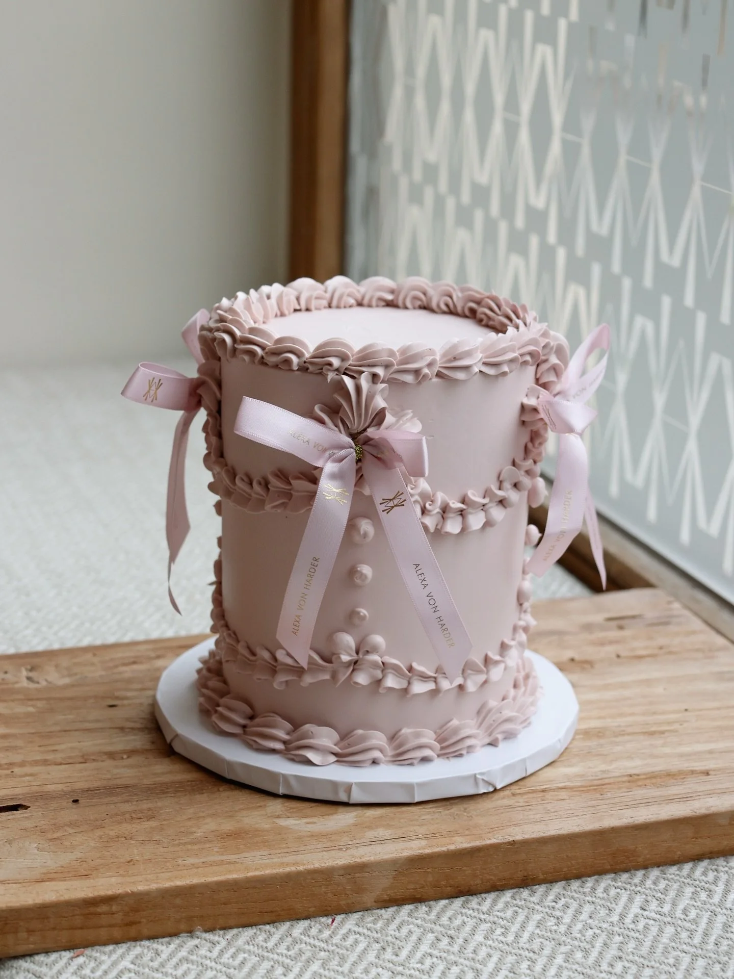 VINTAGE CAKE 🤍

Hier seht ihr ein paar Beispiele unseres Vintage Cakes, den ihr euch &uuml;ber unseren Onlineshop ganz individuell zusammenstellen k&ouml;nnt ☺️

#vintagecake #cakedecoration #cakesofinstagram #munichcakes #birthdaycakes
