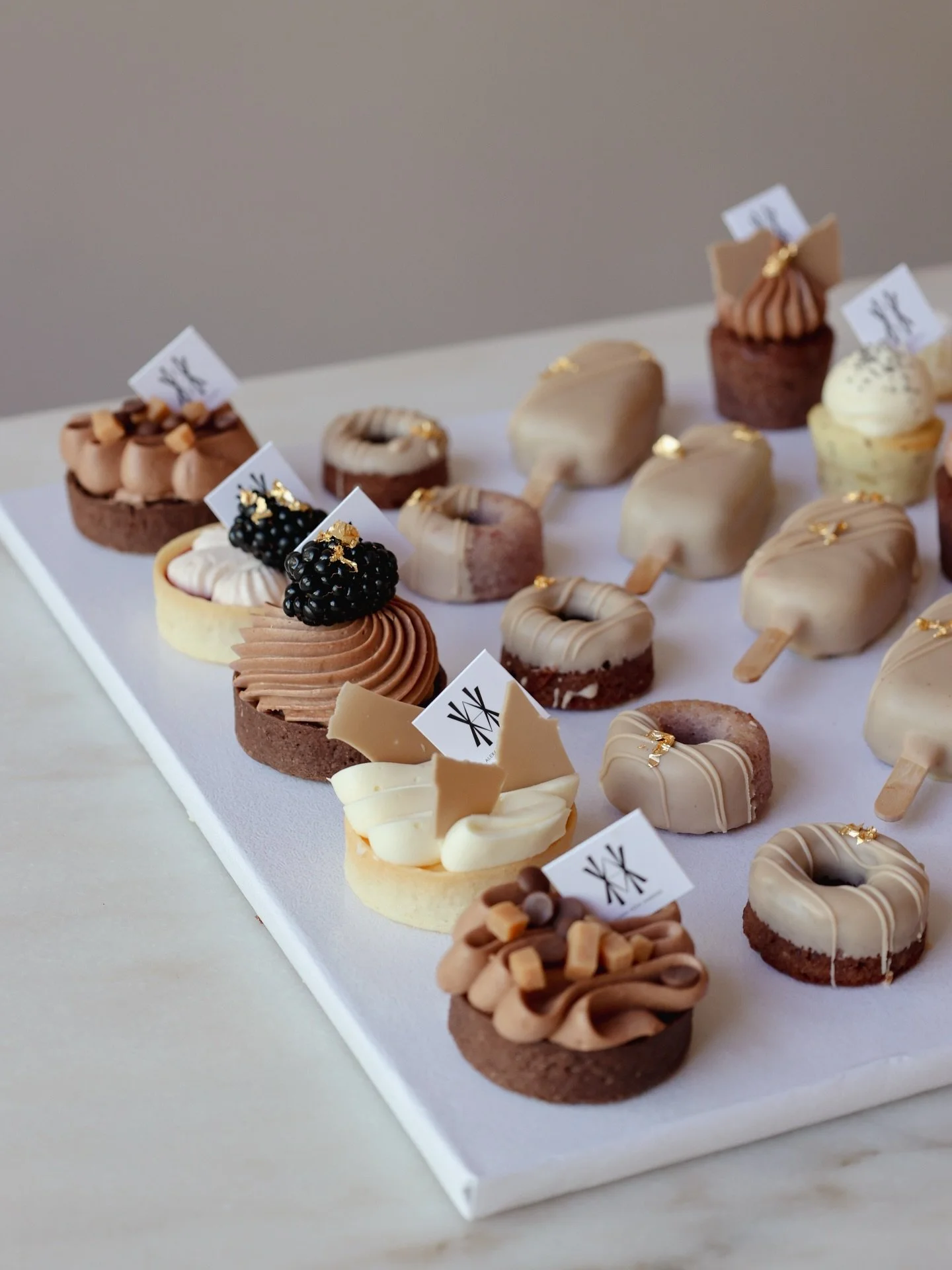 Mini-Patisserie 🍦

Unsere s&uuml;&szlig;e wie salzige Mini-Patisserie fertigen wir euch gerne ganz individuell f&uuml;r eure Feier oder Event an. Die Standard Auswahl findet ihr auf unserer Website 🧡

#minipatisserie #fingerfood #minicake #catering