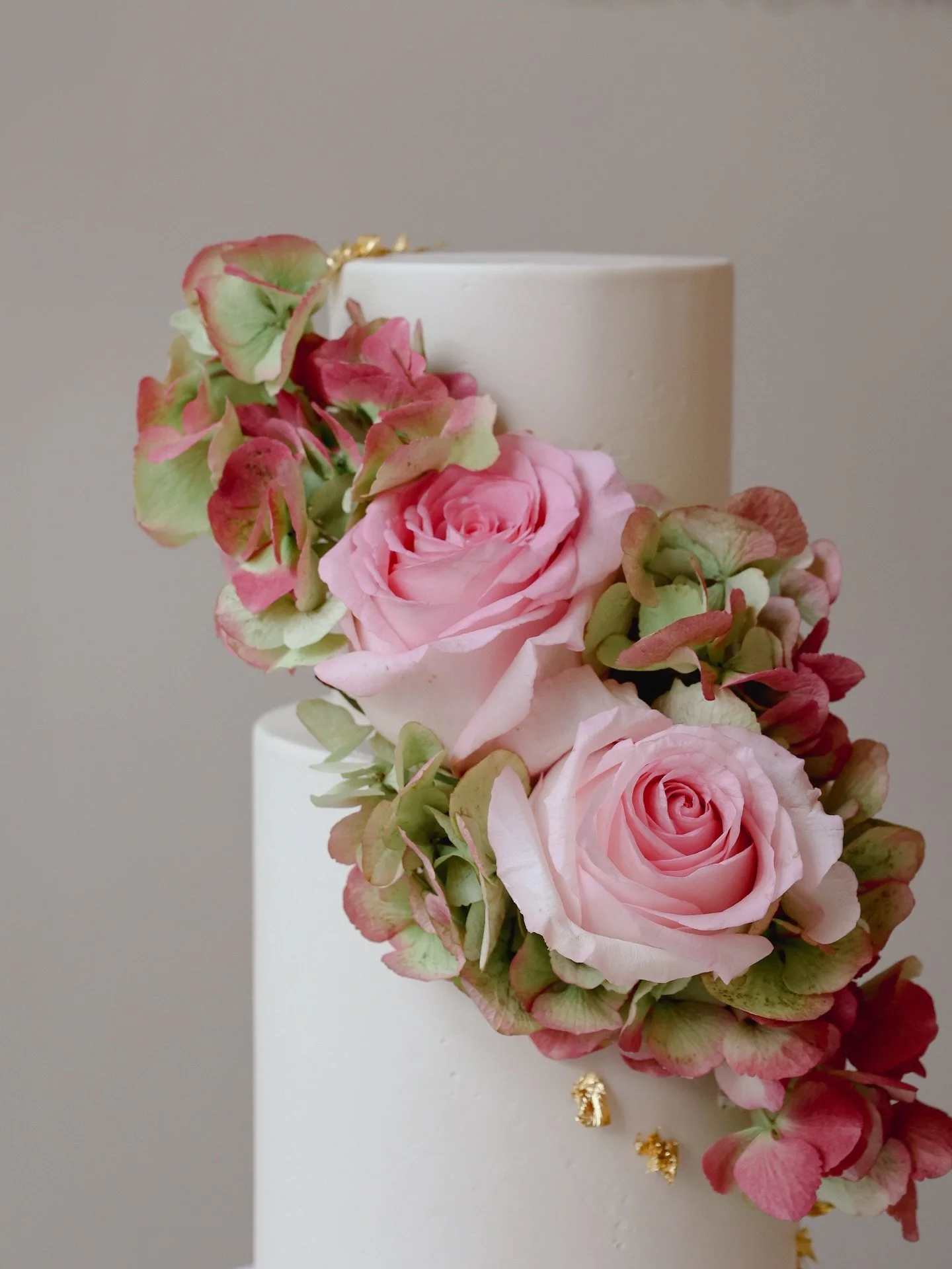 Eine individuelle Anfertigung auf der Basis unseres Modells &bdquo;Jin &amp; Christos&ldquo; 🩷

#weddingcake #birthdaycake #munichcakes #cakedesign #cakesofinstagram