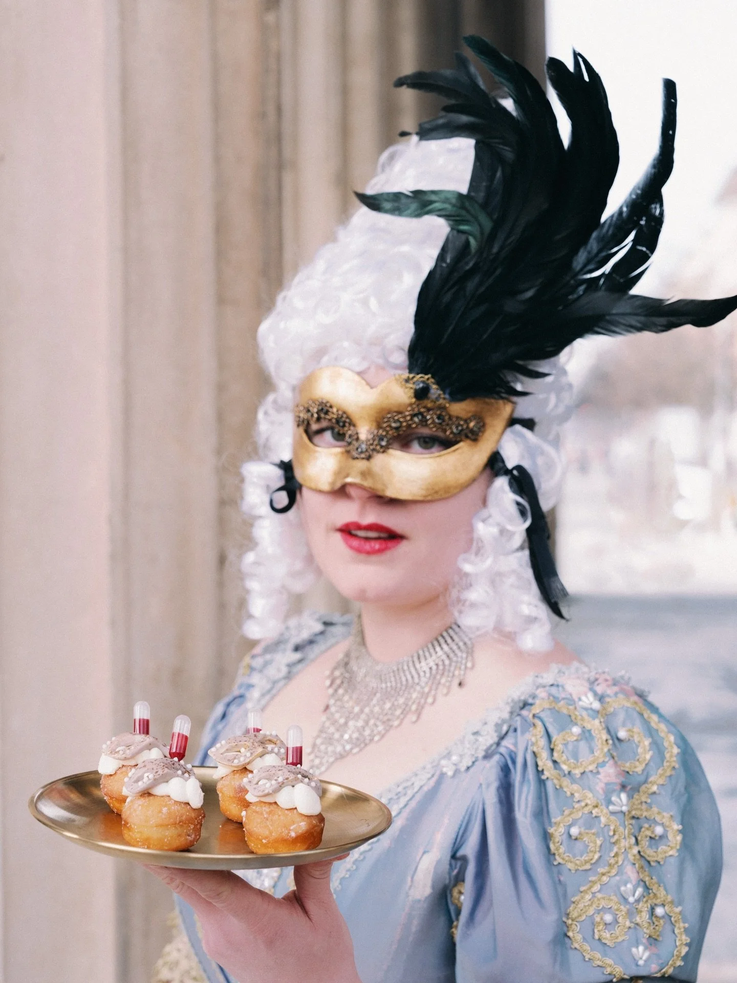 Throwback zu unserem Karnevals-Shooting vom letzten Jahr ✨ Wir haben die Kost&uuml;me geliebt 😍 Als was verkleidet ihr euch dieses Jahr? 🎭

Fotos: @fettich_tatiana 
Kost&uuml;me: @kostuemebreuer 

#karneval #karnevalskost&uuml;me #venedig #fasching