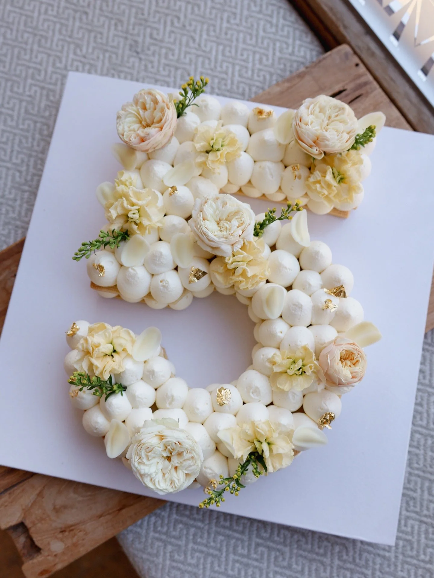 Unser Lettercake in fr&uuml;hlingshaften Farben 🌼

#lettercake #munichcakes #birthdaycake #patisserie #munichbakery