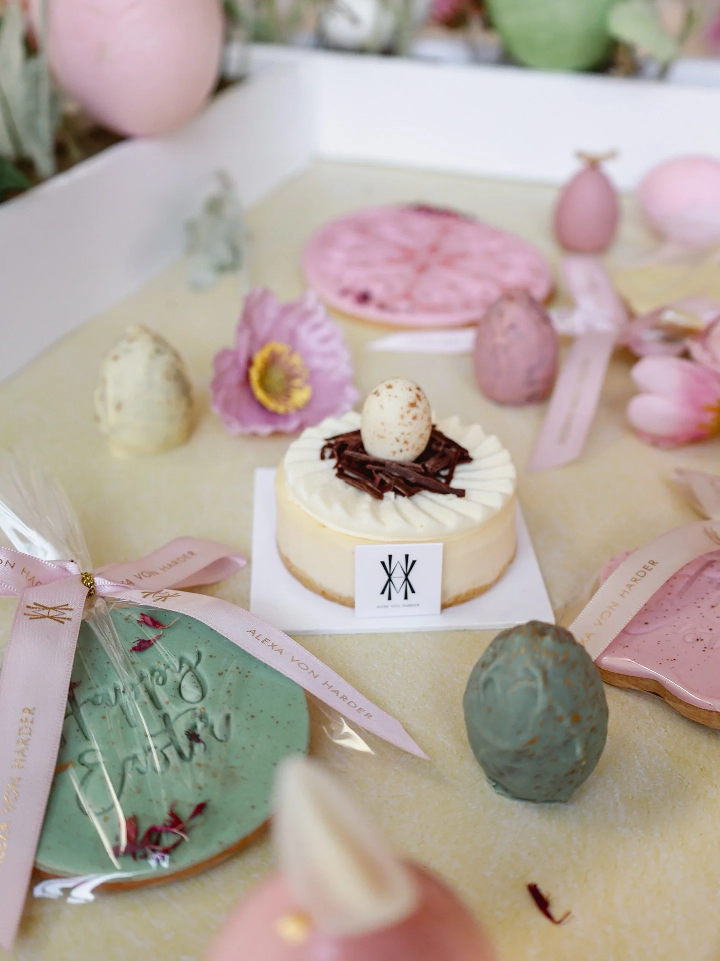 Oster-Produkte 🐰💛

Auch dieses Jahr haben wir wieder eine Special Oster-Kollektion f&uuml;r euch kreiert! Ihr k&ouml;nnt alle Produkte &uuml;ber unsere Website vorbestellen! 🐣 

#happyeaster #easter #easterpatisserie #ostergr&uuml;&szlig;e #osterk