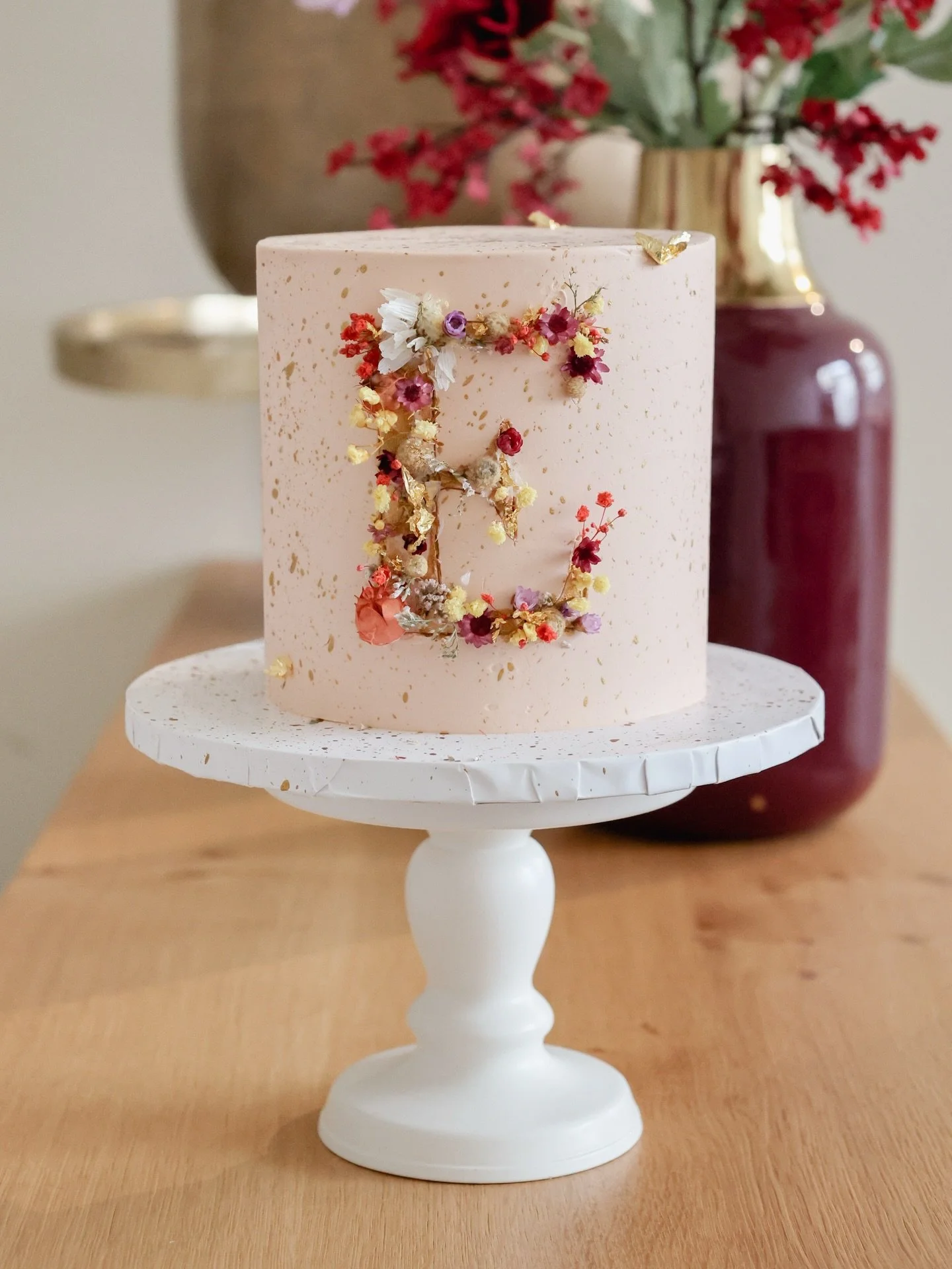 Monogram Cake ✨

Unser neues Torten-Modell k&ouml;nnt ihr ab jetzt &uuml;ber unsere Website vorbestellen und den Buchstaben nach Wunsch personalisieren 🌸

#cakedesign #cakedecorating #munichcakes #birthdaycake #individualcake