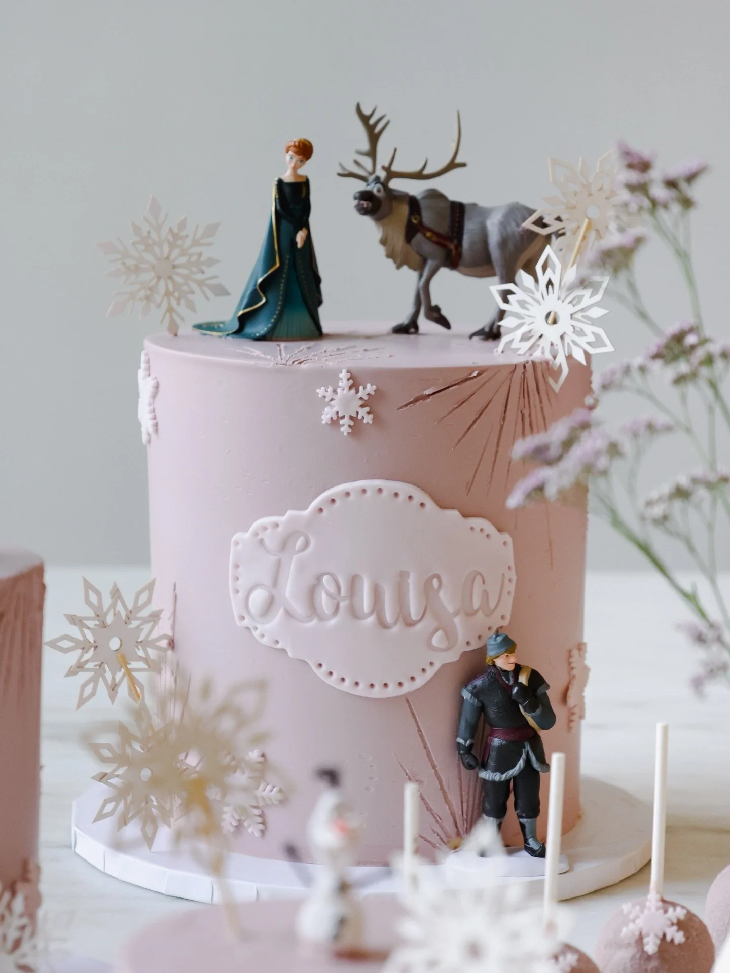 Happy Birthday - 5 Jahre 💗

Dieses Jahr durfte ich meine Nichte Louisa mit einem Torten Design &uuml;berraschen. Die letzten Jahre sollten immer Tiere und Zirkus also Motto auf der Torte sein. 🎪

Da sie scheinbar ihr Anna und Elsa Buch rauf und run