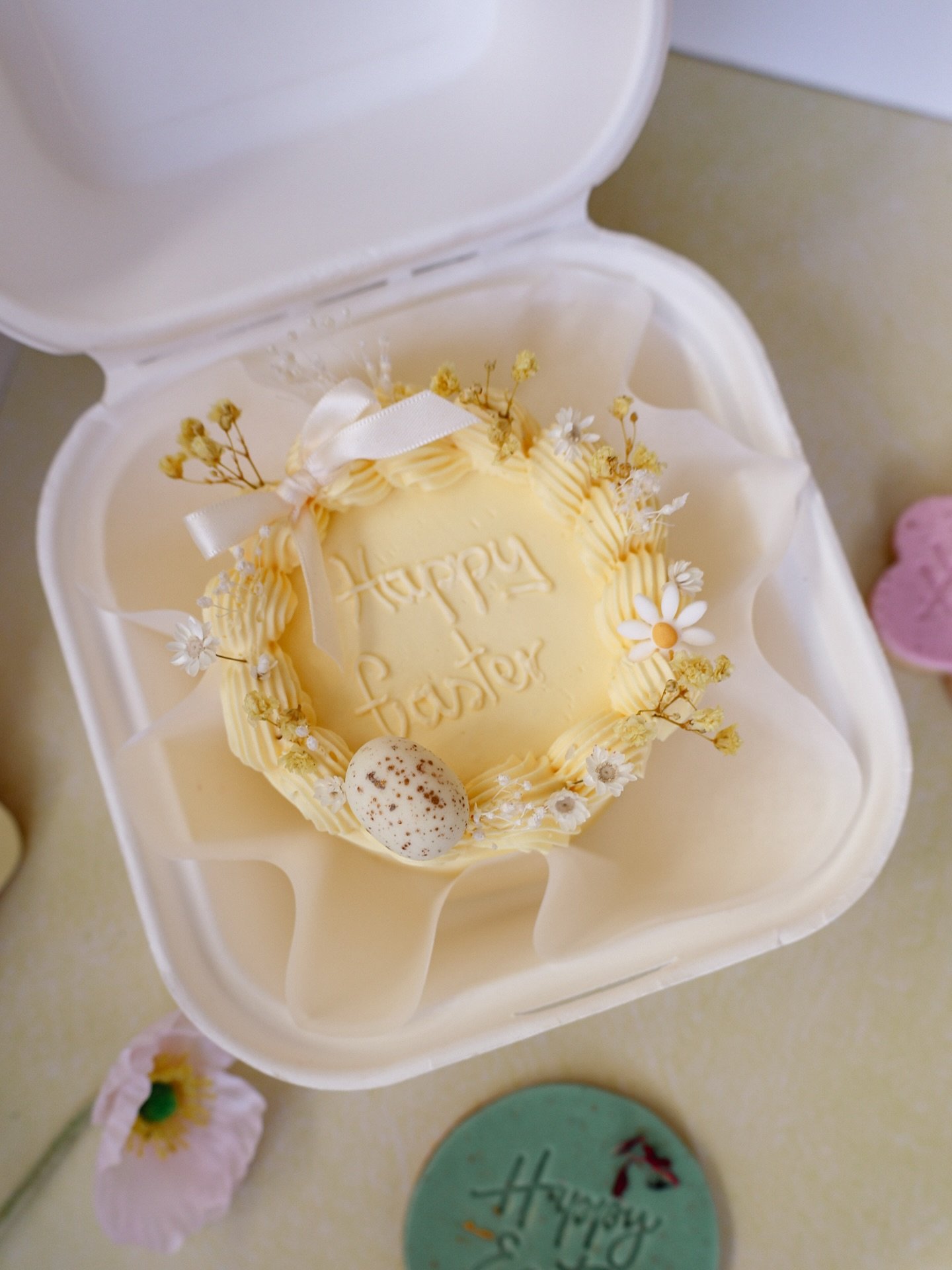 Auch dieses Jahr haben wir wieder einen Special Oster Bento Cake f&uuml;r euch kreiert 💛 alle Produkte k&ouml;nnt ihr noch Last Minute vorbestellen bzw. in den Caf&eacute;s kaufen! 

#bentocake #eastercake #minicake #eastersweets #munichcakes