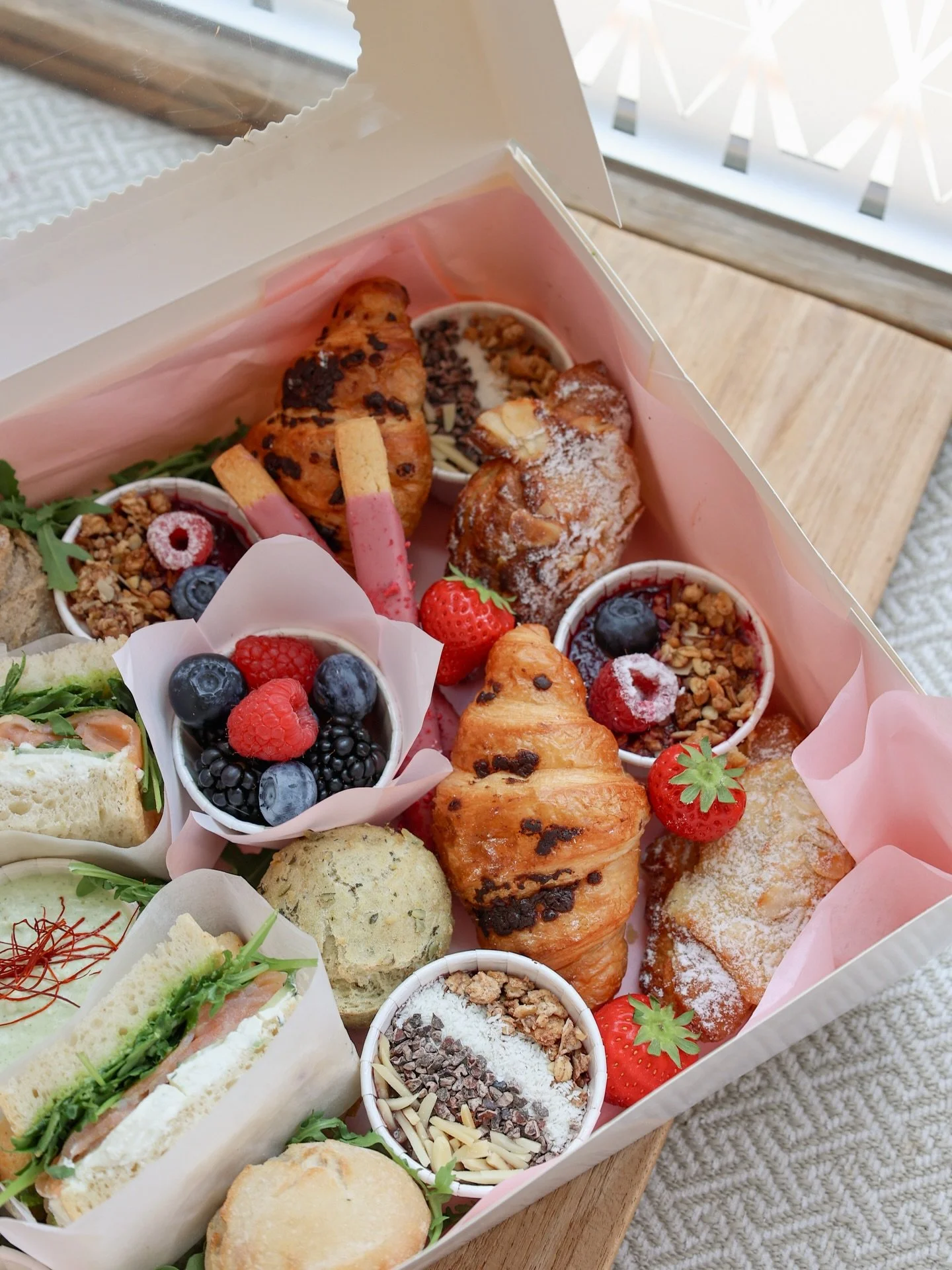 BRUNCHBOX 🥐🌸

Ab sofort ist unsere Brunchbox wieder erh&auml;ltlich! Ihr k&ouml;nnt sie online immer f&uuml;r Fr, Sa und feiertags vorbestellen. 

#brunchbox #brunchtogo #munichbrunch #brunchallday #munichcafe