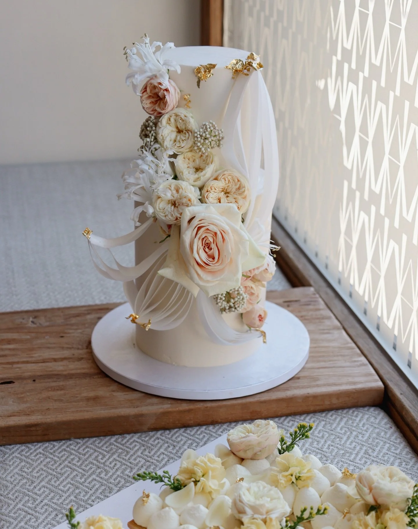 Eine fr&uuml;hlingshafte individuelle Anfertigung, inspiriert an unserem Modell Jin &amp; Christos mit dem passenden Lettercake dazu 💛

#cakesofinstagram #cakemaking #munichcakes #birthdaycake #weddingcake