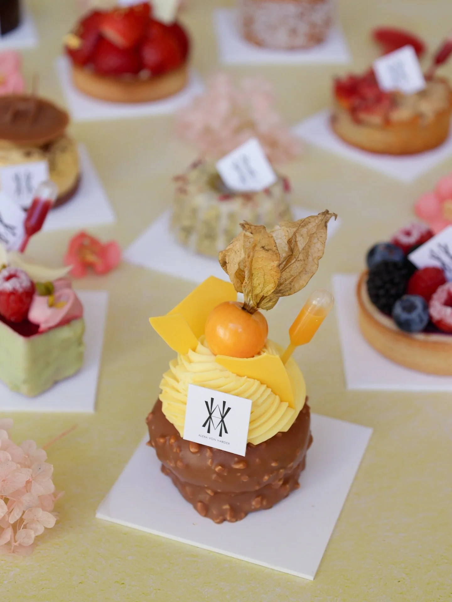 Ab sofort bekommt ihr wieder unsere Spring/Summer T&ouml;rtchen-Kollektion bei uns in den Caf&eacute;s 🧁

#munichcafe #patisserie #t&ouml;rtchen #brunchallday #cakesofinstagram