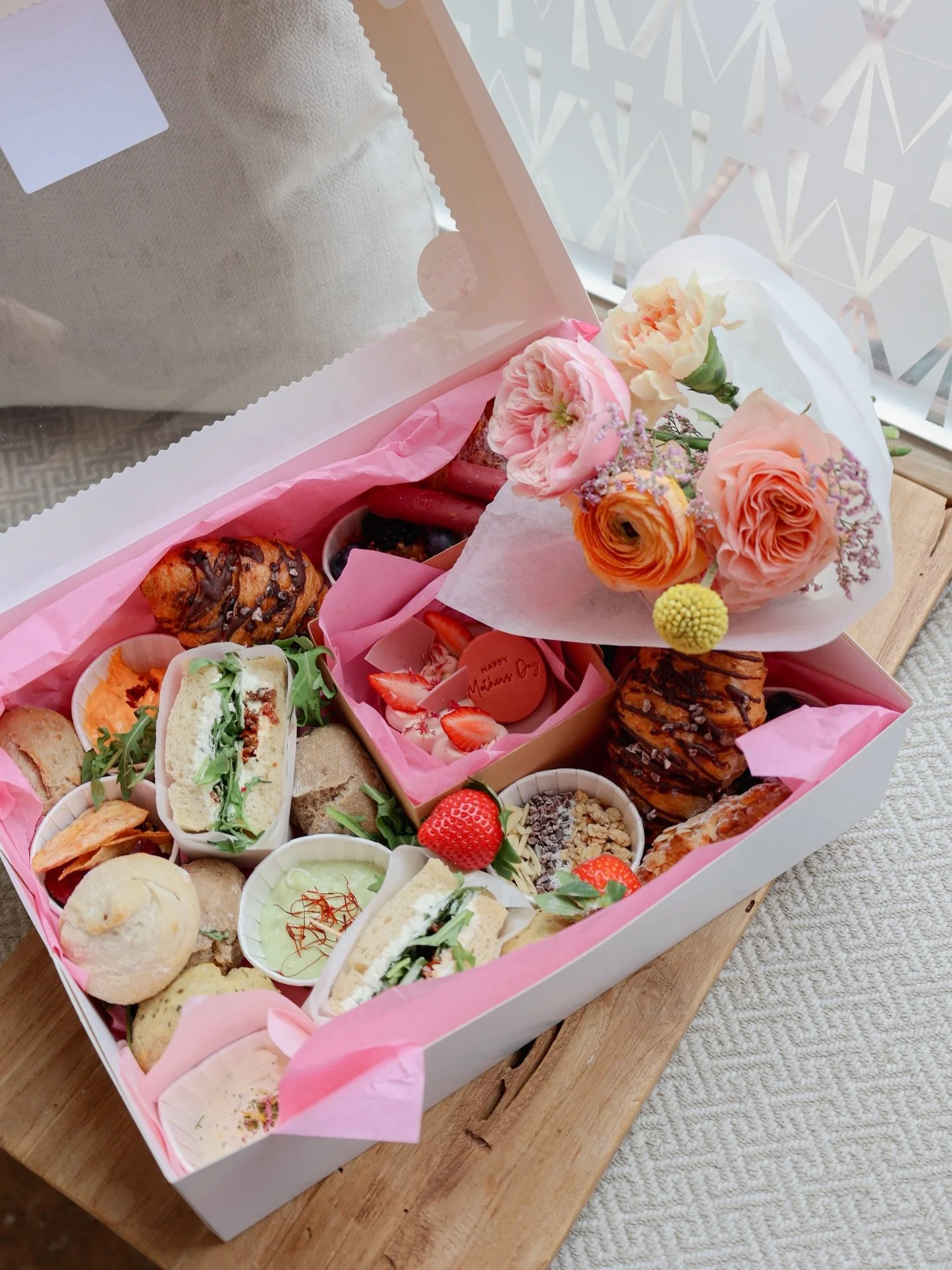 Muttertags-Brunchbox 🥐💗

Anl&auml;sslich des Muttertags bekommt ihr unsere Brunchbox als Special Edition mit einer Mini-Tarte und einem Best Mum Cookie! 
Ihr k&ouml;nnt sie bereits &uuml;ber unsere Website vorbestellen!
Im Caf&eacute; wird es au&sz