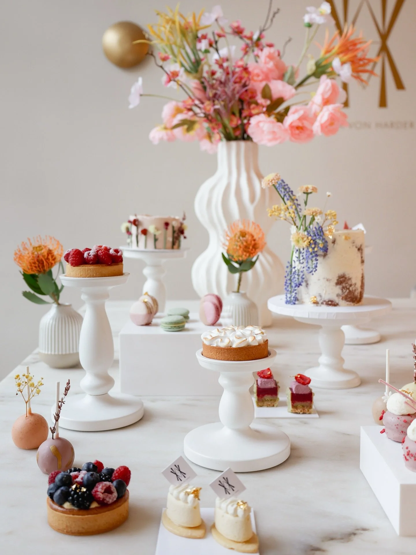 Happy Weekend! 🌸🪻🌼

#springvibes #sweettable #patisserie #munichcakes #munichcatering