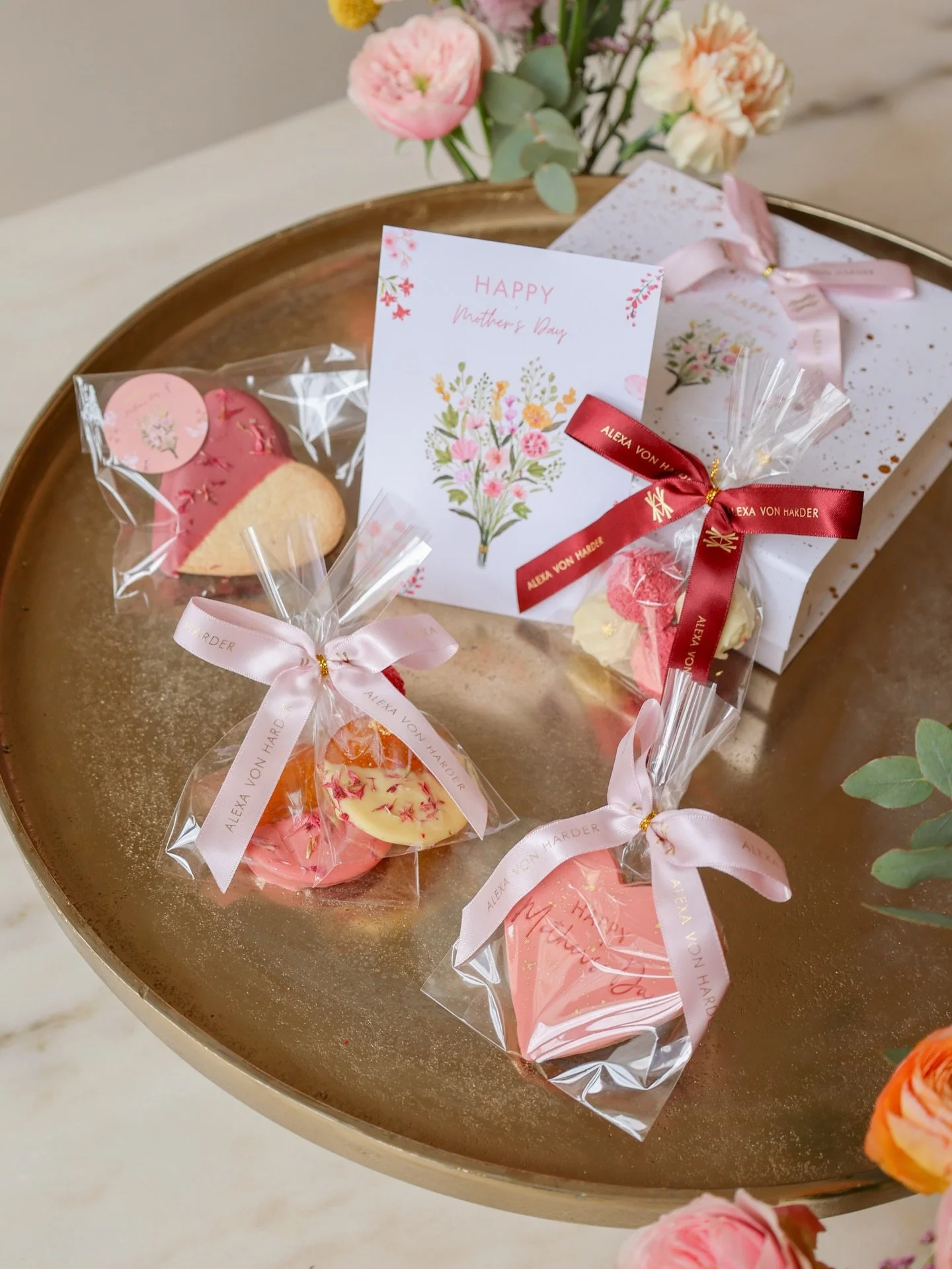 Muttertag-Geschenkbox 💐

Die perfekte &Uuml;berraschung f&uuml;r eure Mama zum Muttertag! 
Zum Versand k&ouml;nnt ihr die Box noch bis zum 04.05. &uuml;ber unseren Onlineshop vorbestellen 💗

#mothersday #mothersdaygifts #mumgift #patisseriebox #mun