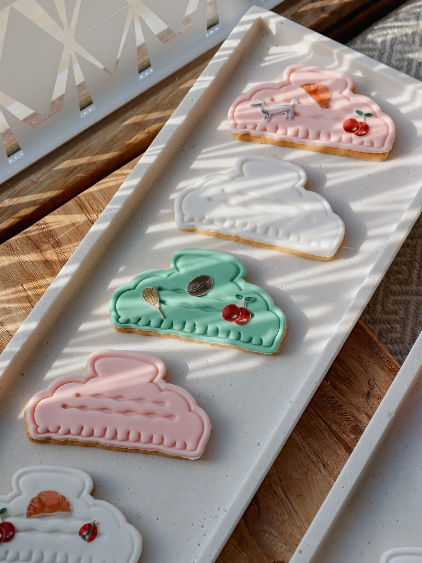 Zum Launch der @invisibobble MyClaw durften wir passende Cookies in Haarklammer-Form mit kleinen essbaren Charms kreieren! 🩵

#cookies #cookiestagram #cookieart #munichcakes #patisserie
