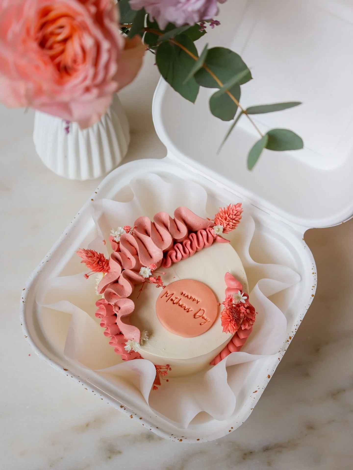 Muttertags-Bento Cake 🩷

Mit dieser s&uuml;&szlig;en &Uuml;berraschung macht ihr eurer Mama garantiert eine Freude ✨ 

Alle Produkte k&ouml;nnt ihr &uuml;ber unsere Website vorbestellen! 

#mothersday #mothersdaycake #mumcake #bentocake #munichcakes