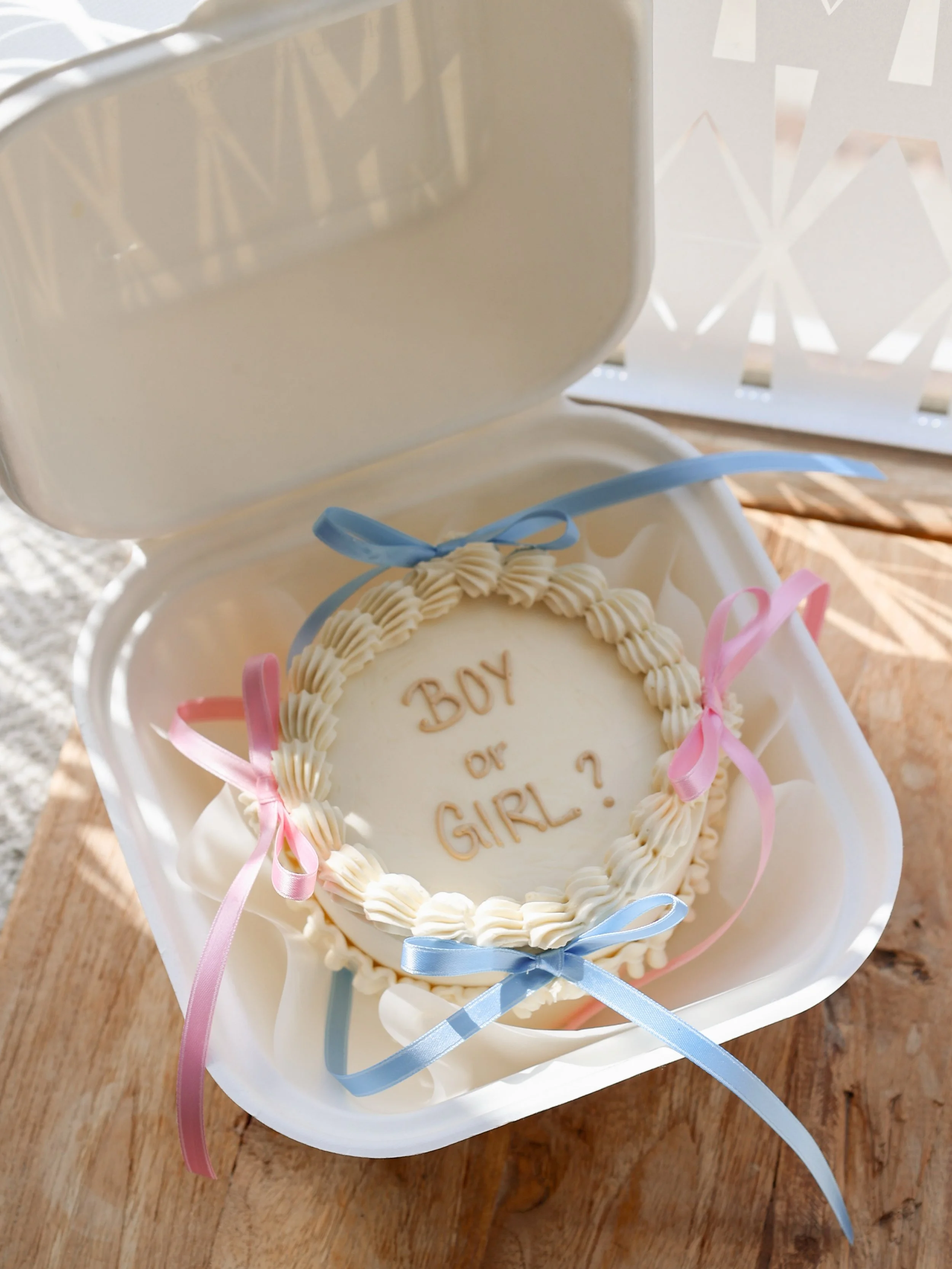 Baby Bento Cake 🩷🩵

Schleifenfarbe und Aufschrift k&ouml;nnt ihr euch nat&uuml;rlich f&uuml;r euren individuellen Anlass aussuchen! 
Bestellen k&ouml;nnt ihr mit nur 48h Vorlaufzeit &uuml;ber unsere Website. 

#bentocake #babybentocake #genderrevea
