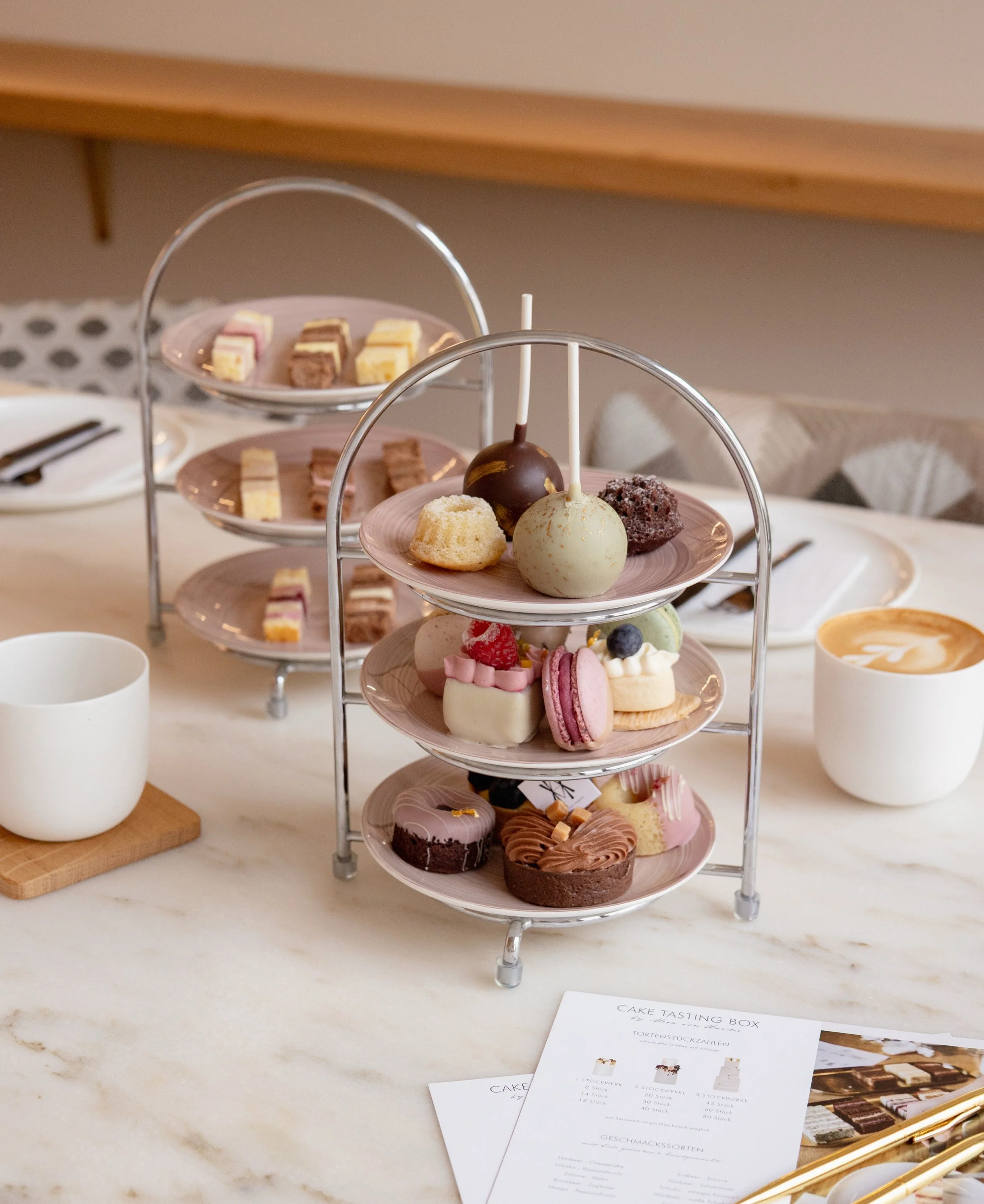 CAKE &amp; PATISSERIE TASTING 🧁

Unsere Tastings haben ein Update bekommen! Um euch durch unsere Torten-Geschm&auml;cker oder Mini Patisserie zu testen, k&ouml;nnt ihr ein Tasting vor Ort buchen oder die Box to go bestellen. Alle Infos dazu findet i