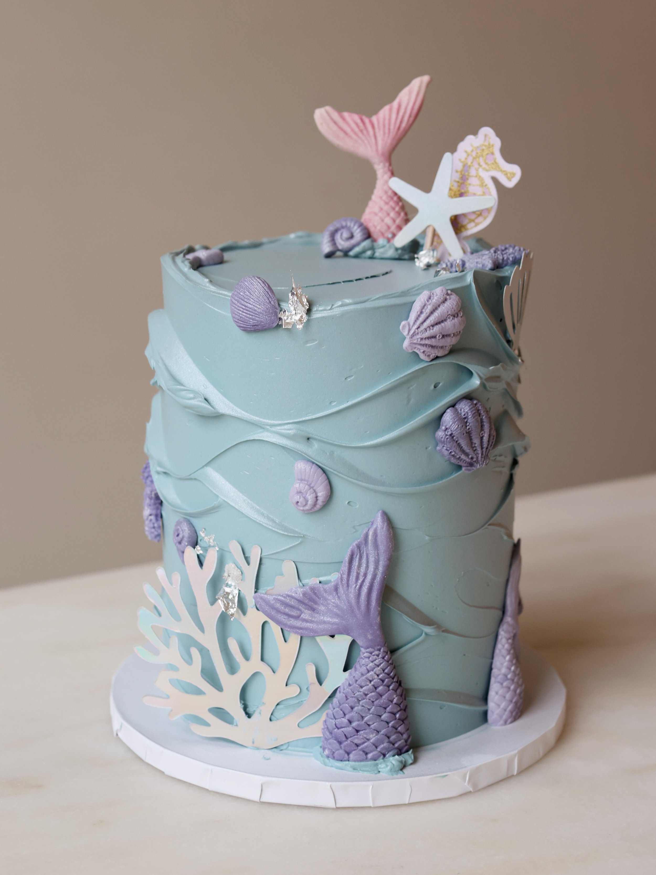 Unser Modell &bdquo;Under the Sea&ldquo; diesmal als individuelle Anfertigung mit Meerjungfrauen-Motiv 🧜🏼&zwj;♀️

#birthdaycake #munichcakes #babycakes #mermaids