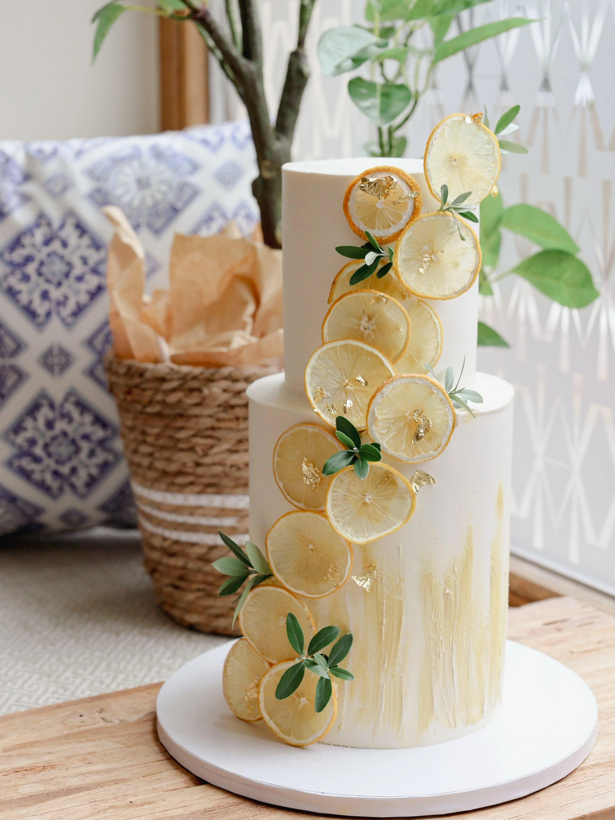Unser Modell Citron in verschiedenen, teils individuellen Umsetzungen 🍋

Ob mit Eukalyptus statt Olivenzweigen oder mit gespachtelten Bl&auml;ttern statt echter Dekoration, kleine Details verleihen jeder Torte ihren ganz eigenen Charakter. 

#cakede