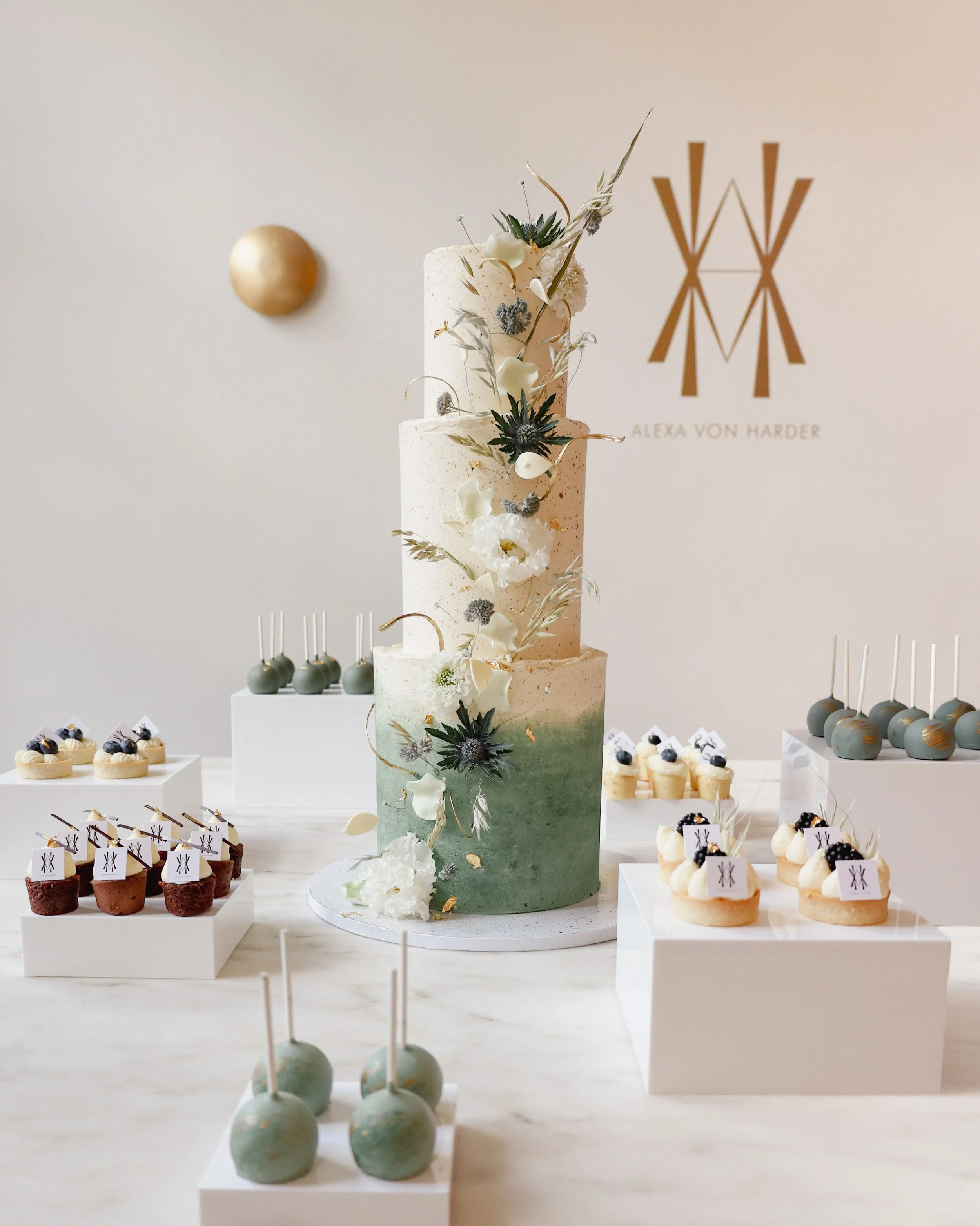 Unsere individuelle Hochzeitsanfertigung mit Mini Patisserie 🌿

#cakedesign #greencake #weddingcake #munichcakes #cakeinspiration