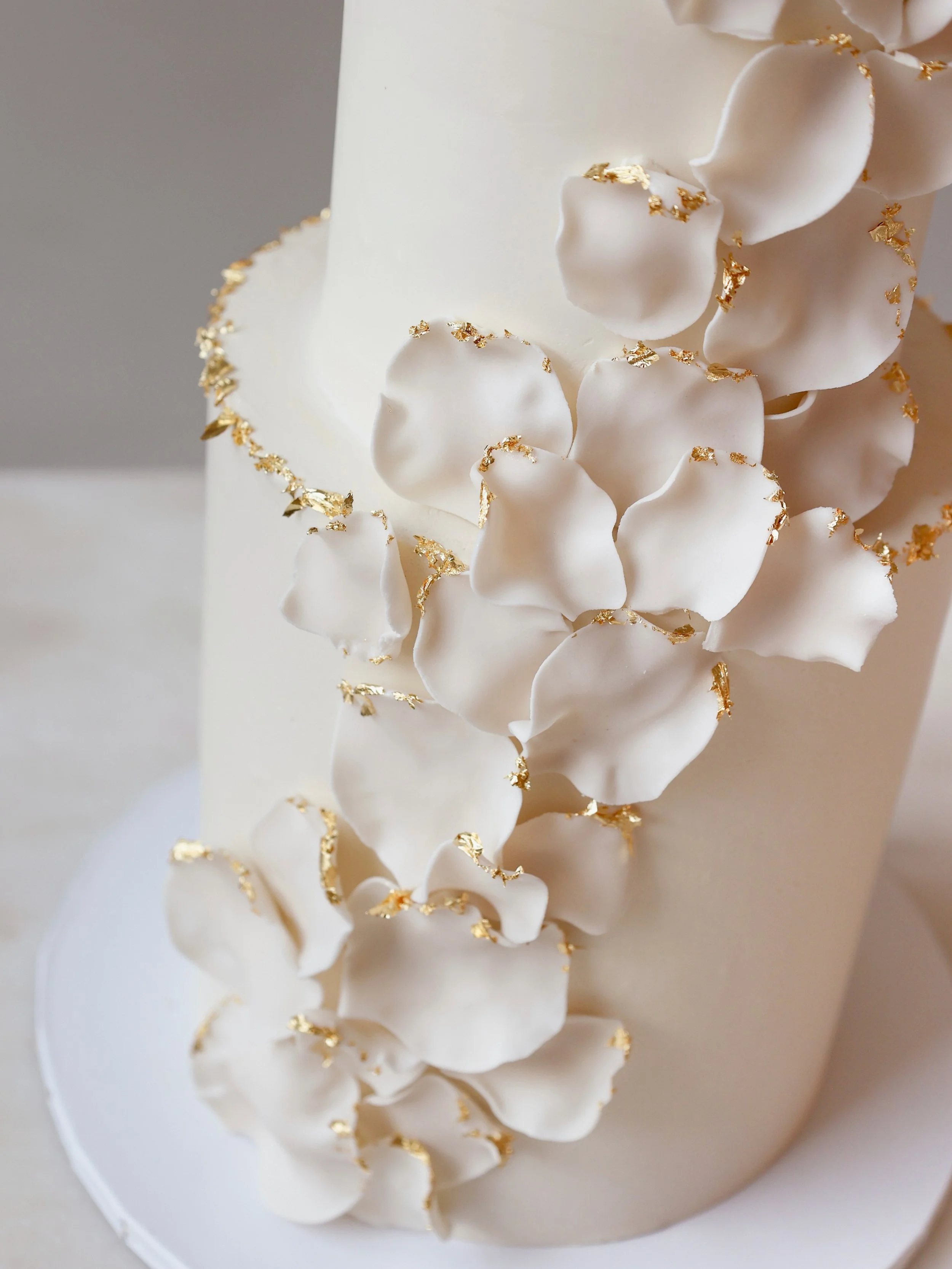 Unsere dezente Hochzeitstorte Johanna &amp; Andrej als individuelle Anfertigung mit Blattgold 🤍

#weddingcake #weddingcakedesign #cakedecorating#munichcakes #cakesofinstagram