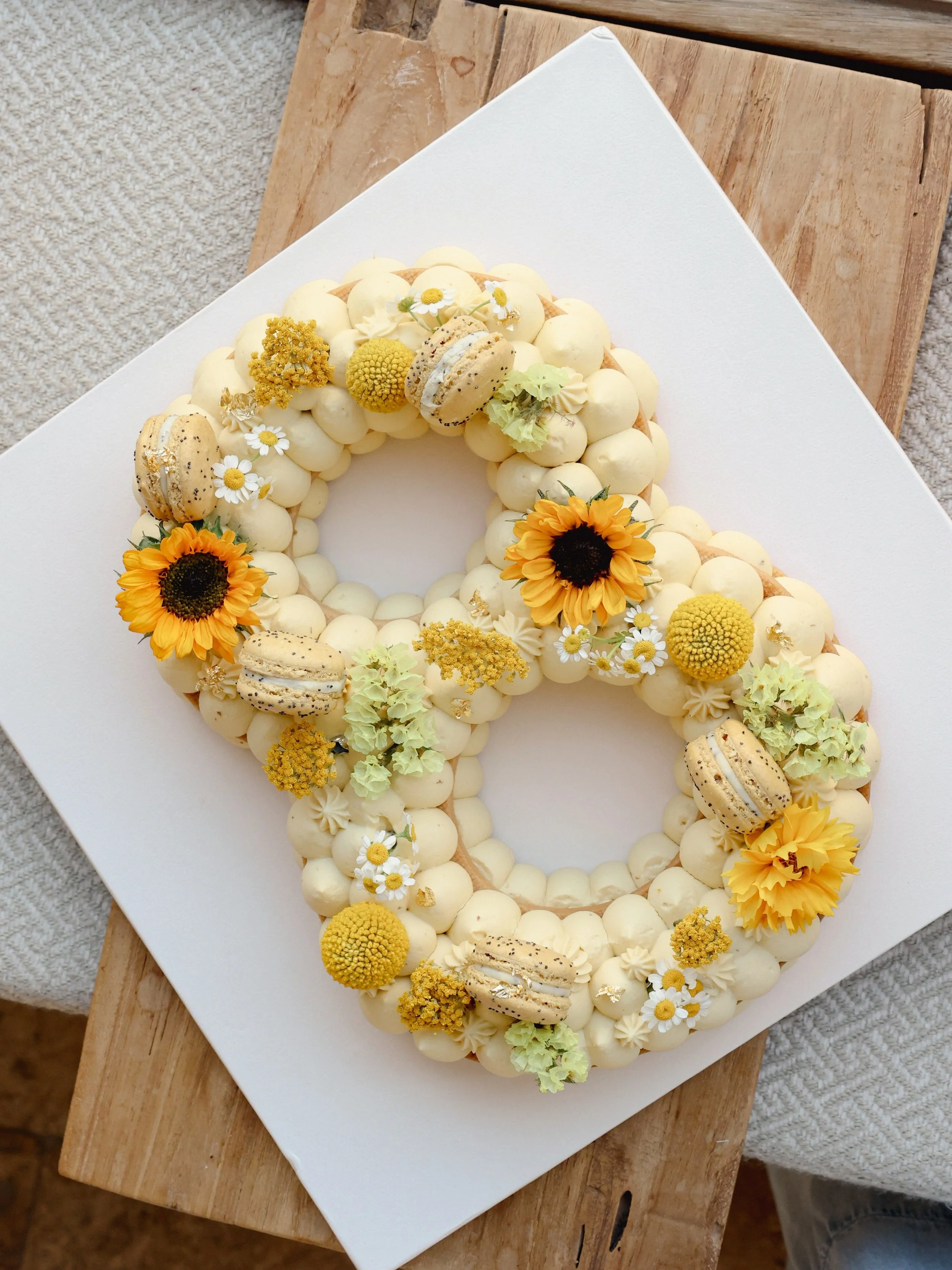 Unsere Lettercakes fertigen wir f&uuml;r jeden Geschmack:

🩷 Beerig - Rosa
🍊 Tropical - Gelb
🤎 Schoko - Beige/Braun
🍋 Zitronig - Creme/Gelb
💚 Pistazie Wei&szlig;e Schokolade - Gr&uuml;n/Wei&szlig;

#lettercake #munichcakes #birthdaycake #patisse