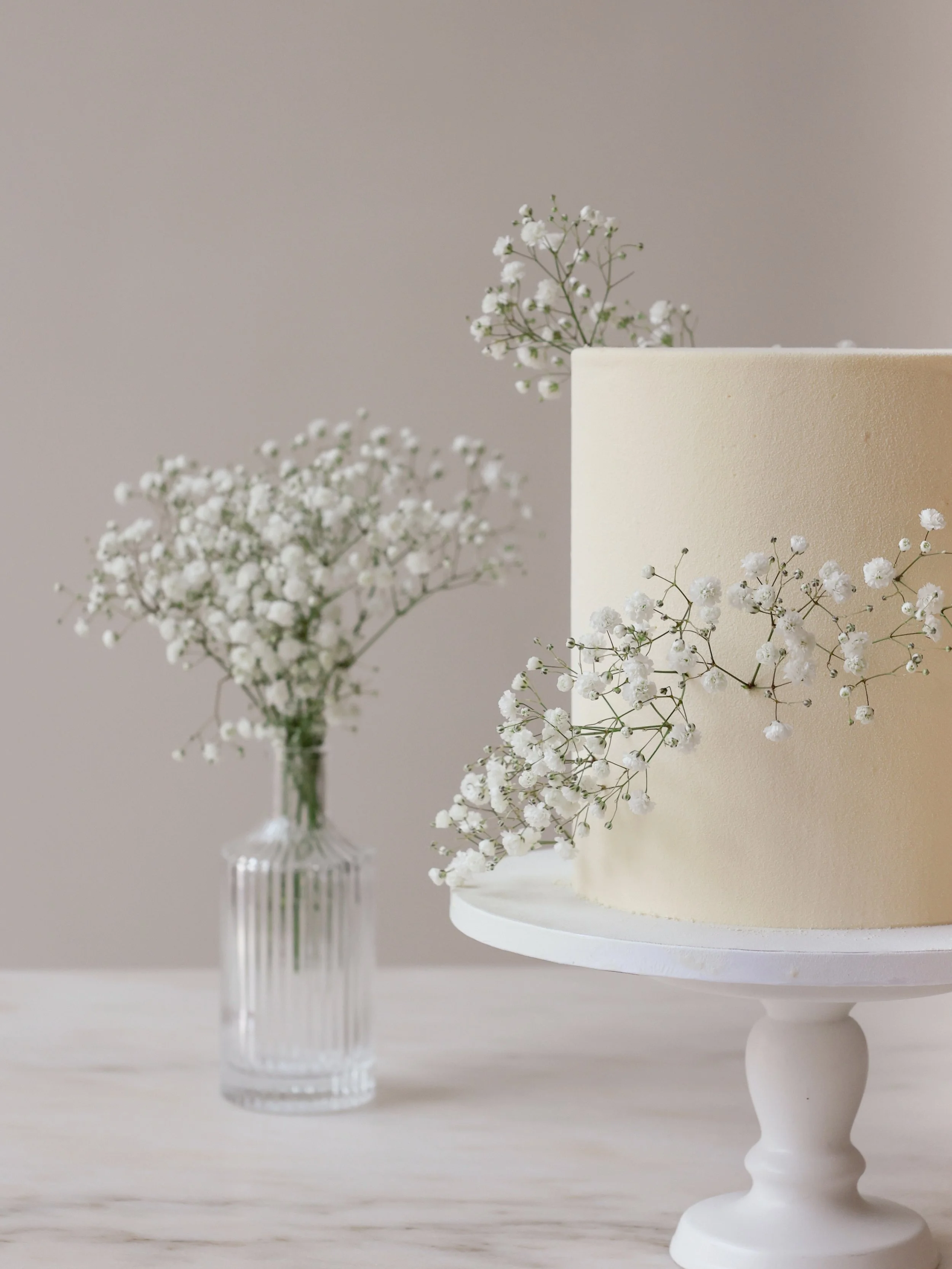 Manchmal braucht es nur ein paar zarte Bl&uuml;ten f&uuml;r den perfekten Look 🤍

#engagementcake #munichcakes #birthdaycake #cakedecoration #patisserie